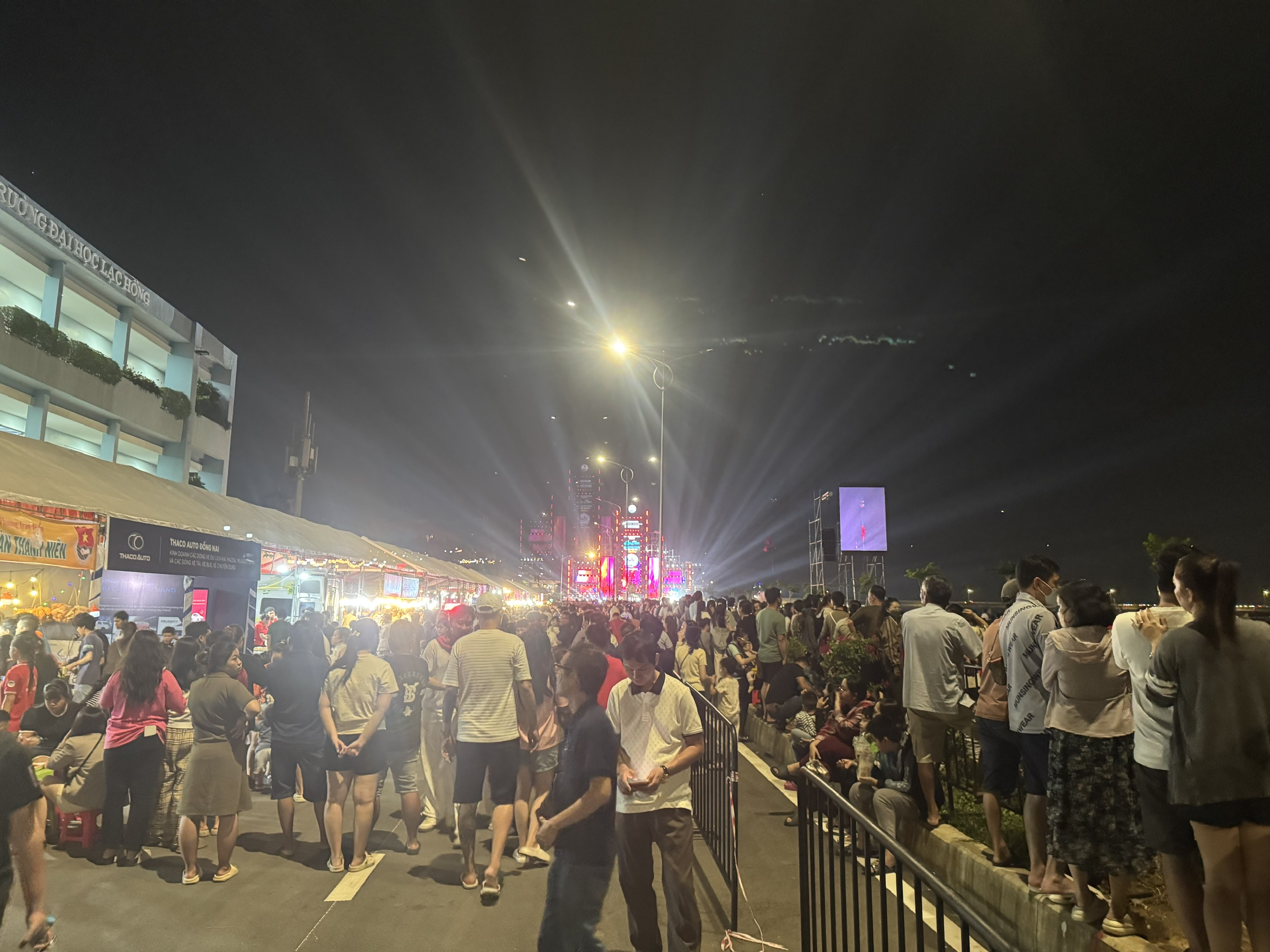 B&ugrave;ng nổ đ&ecirc;m hội flyboard ch&agrave;o đ&oacute;n năm mới tr&ecirc;n s&ocirc;ng Đồng Nai- Ảnh 6.