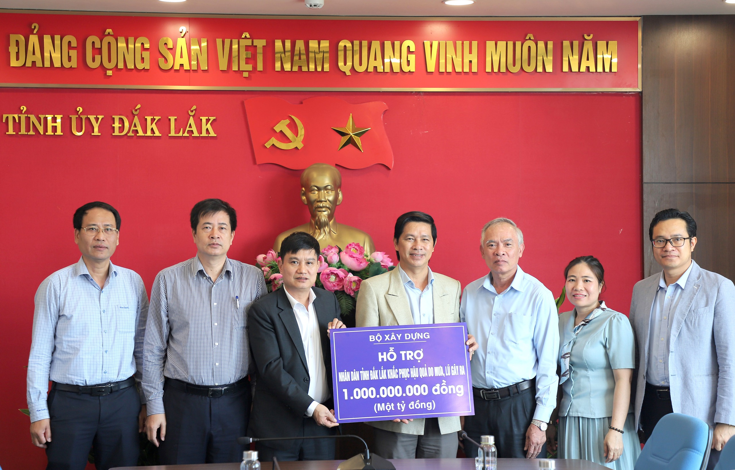 Bộ X&acirc;y dựng trao 1 tỷ đồng gi&uacute;p Đắk Lắk khắc phục hậu quả mưa lũ- Ảnh 1.