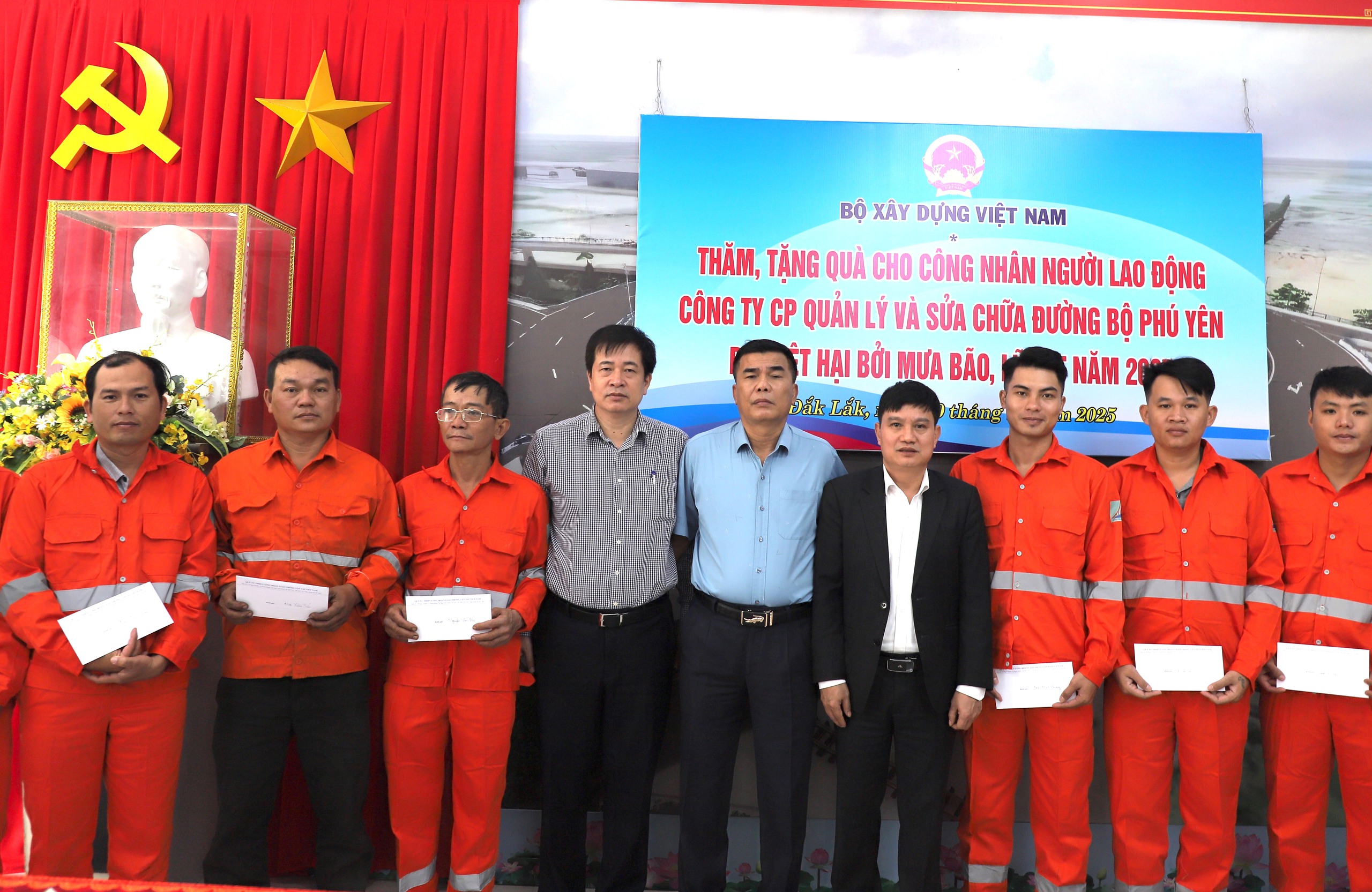 Bộ X&acirc;y dựng trao 1 tỷ đồng gi&uacute;p Đắk Lắk khắc phục hậu quả mưa lũ- Ảnh 3.