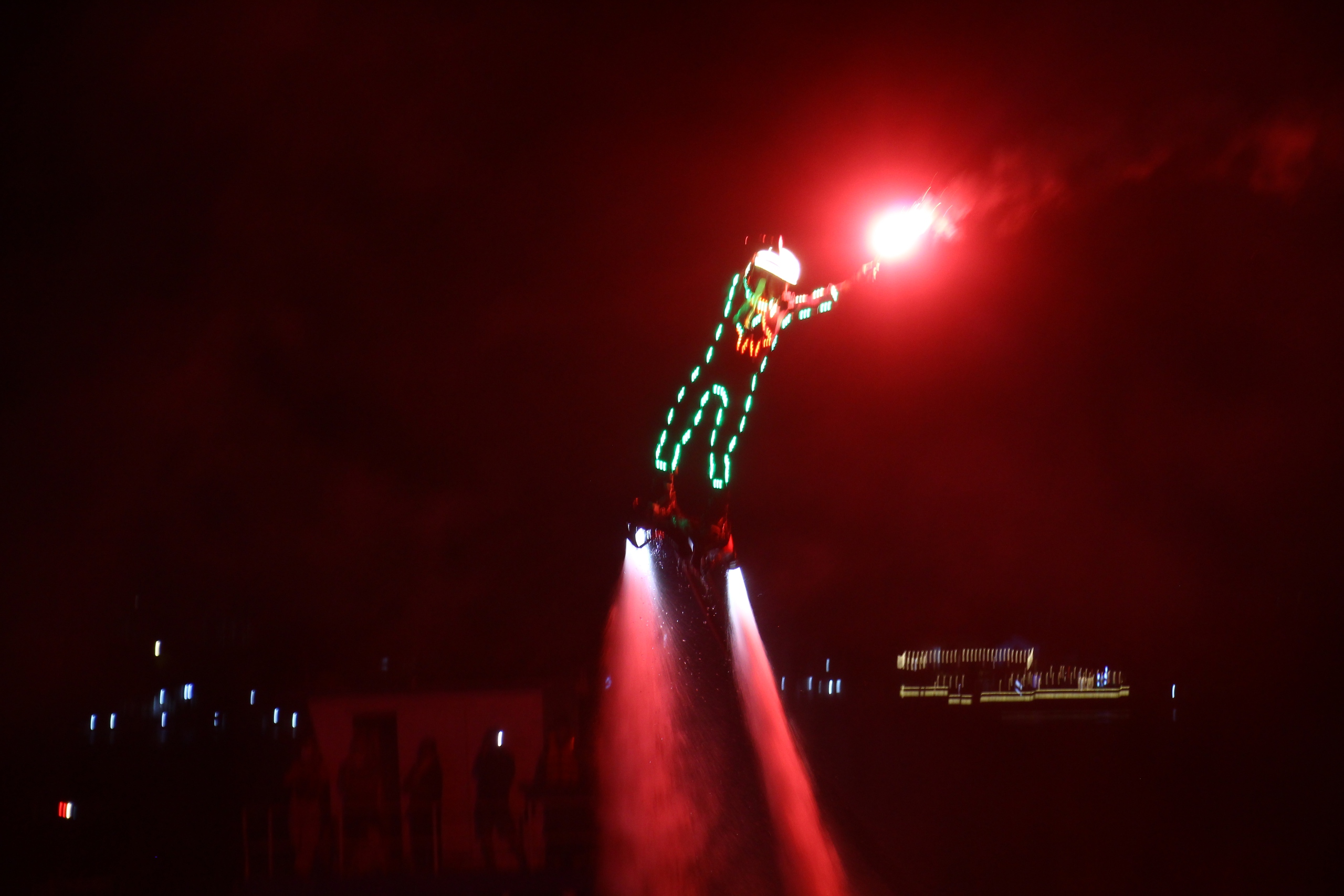 B&ugrave;ng nổ đ&ecirc;m hội flyboard ch&agrave;o đ&oacute;n năm mới tr&ecirc;n s&ocirc;ng Đồng Nai- Ảnh 15.