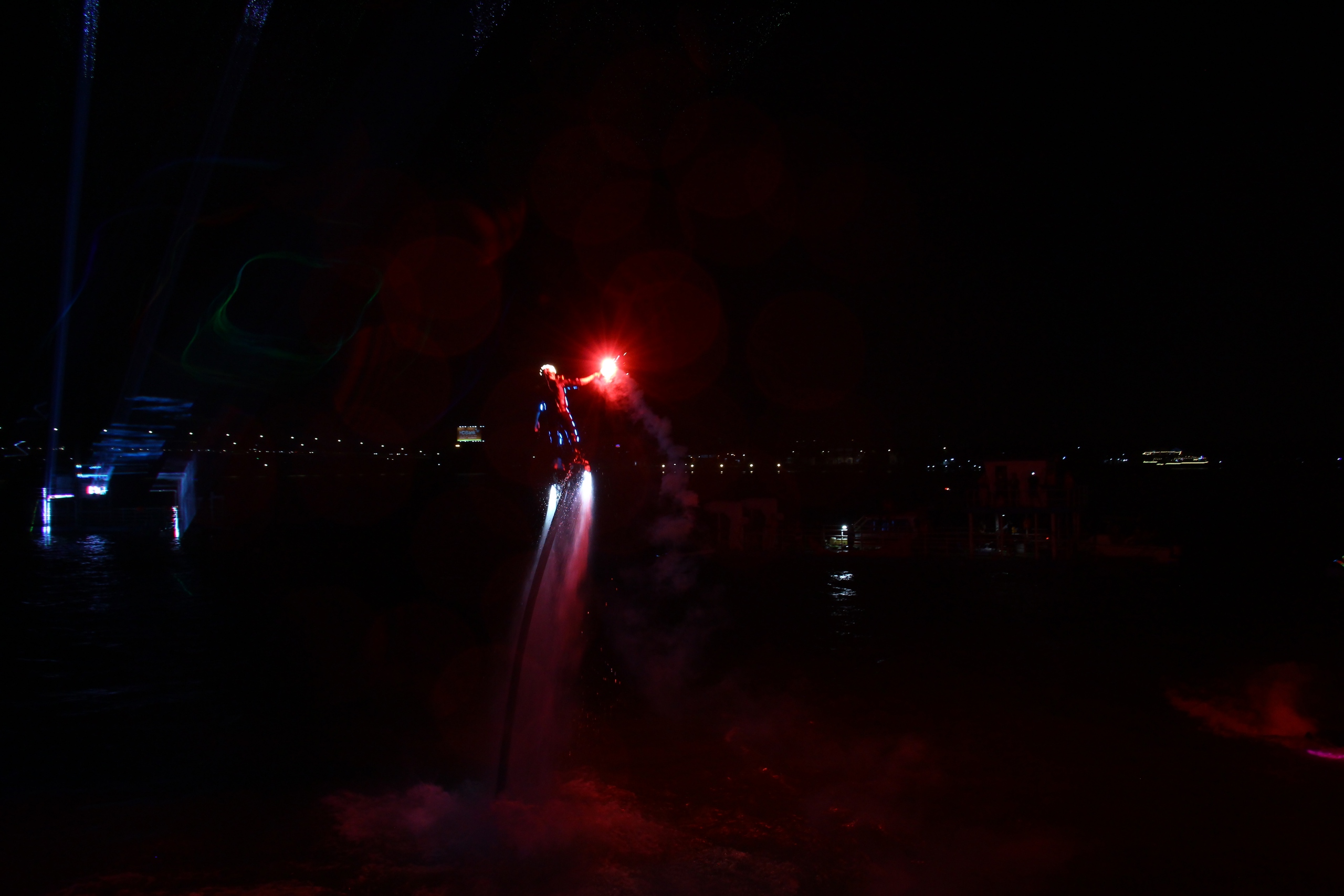 B&ugrave;ng nổ đ&ecirc;m hội flyboard ch&agrave;o đ&oacute;n năm mới tr&ecirc;n s&ocirc;ng Đồng Nai- Ảnh 13.