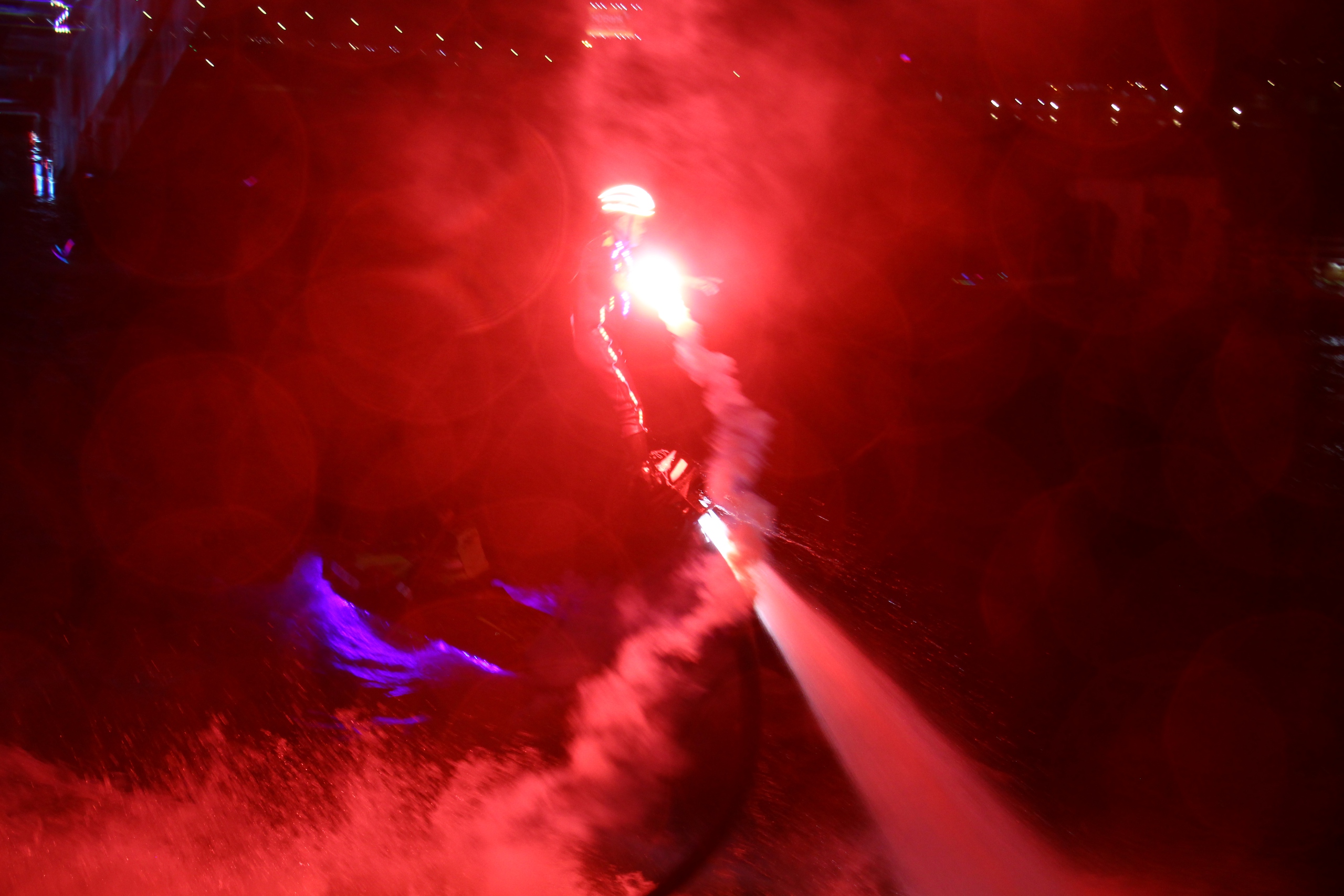 B&ugrave;ng nổ đ&ecirc;m hội flyboard ch&agrave;o đ&oacute;n năm mới tr&ecirc;n s&ocirc;ng Đồng Nai- Ảnh 12.