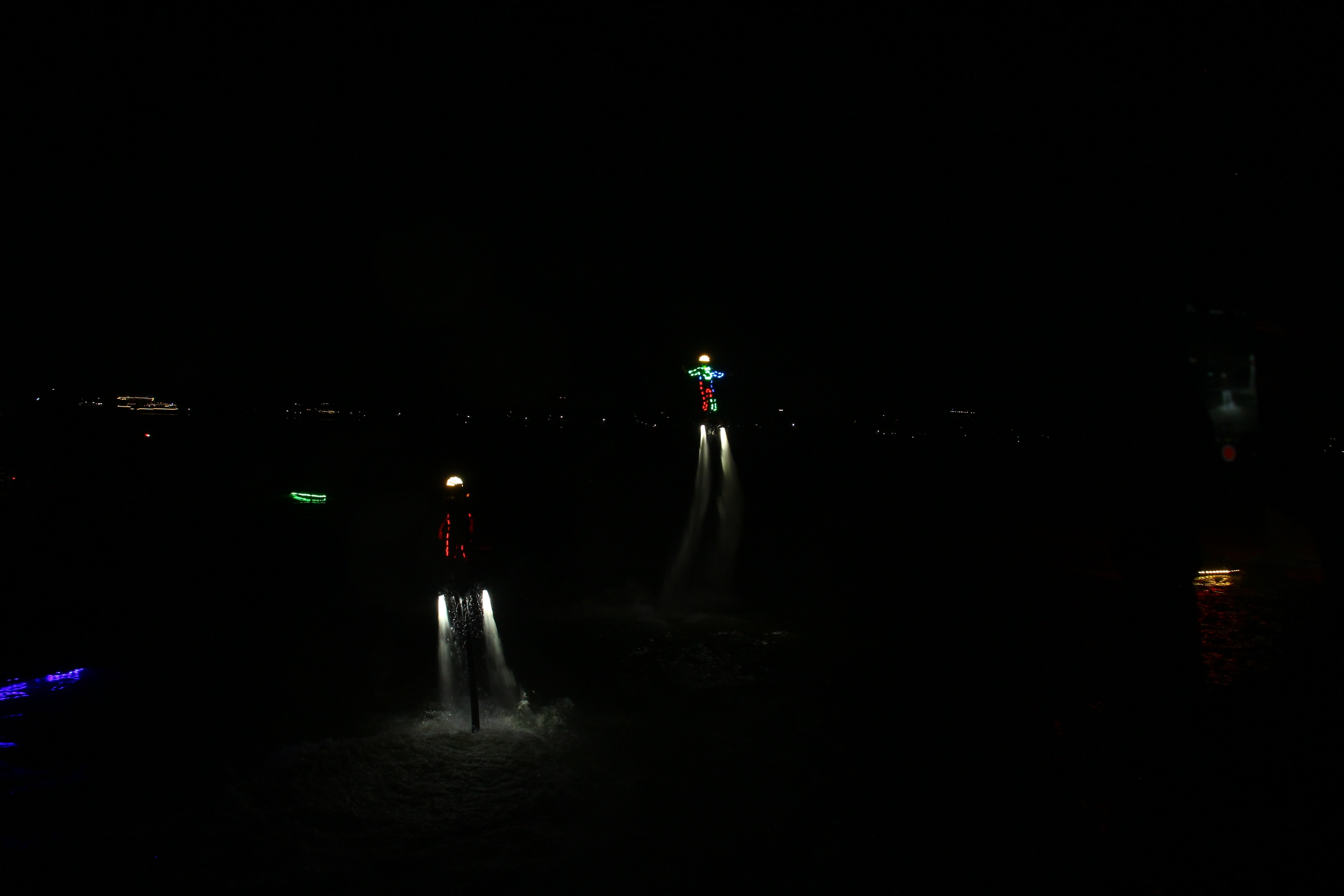 B&ugrave;ng nổ đ&ecirc;m hội flyboard ch&agrave;o đ&oacute;n năm mới tr&ecirc;n s&ocirc;ng Đồng Nai- Ảnh 14.