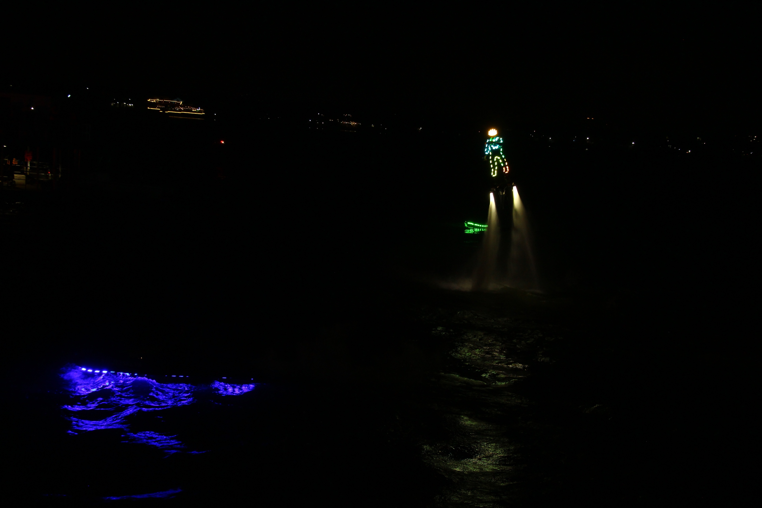 B&ugrave;ng nổ đ&ecirc;m hội flyboard ch&agrave;o đ&oacute;n năm mới tr&ecirc;n s&ocirc;ng Đồng Nai- Ảnh 5.