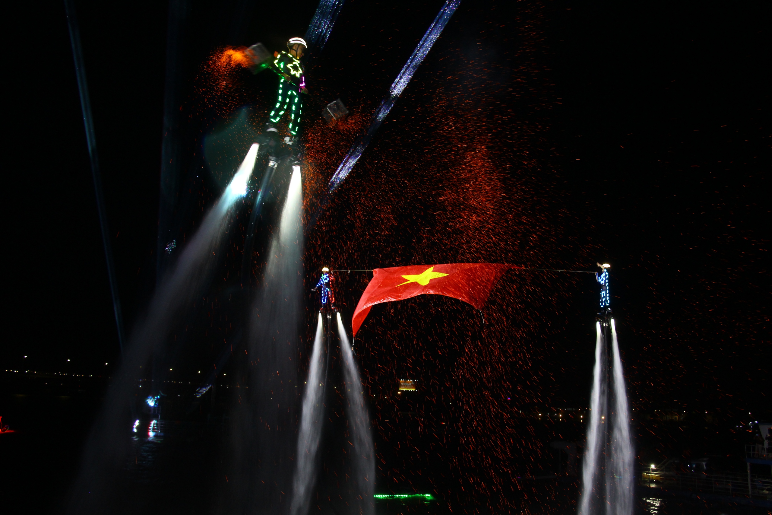 B&ugrave;ng nổ đ&ecirc;m hội flyboard ch&agrave;o đ&oacute;n năm mới tr&ecirc;n s&ocirc;ng Đồng Nai- Ảnh 2.