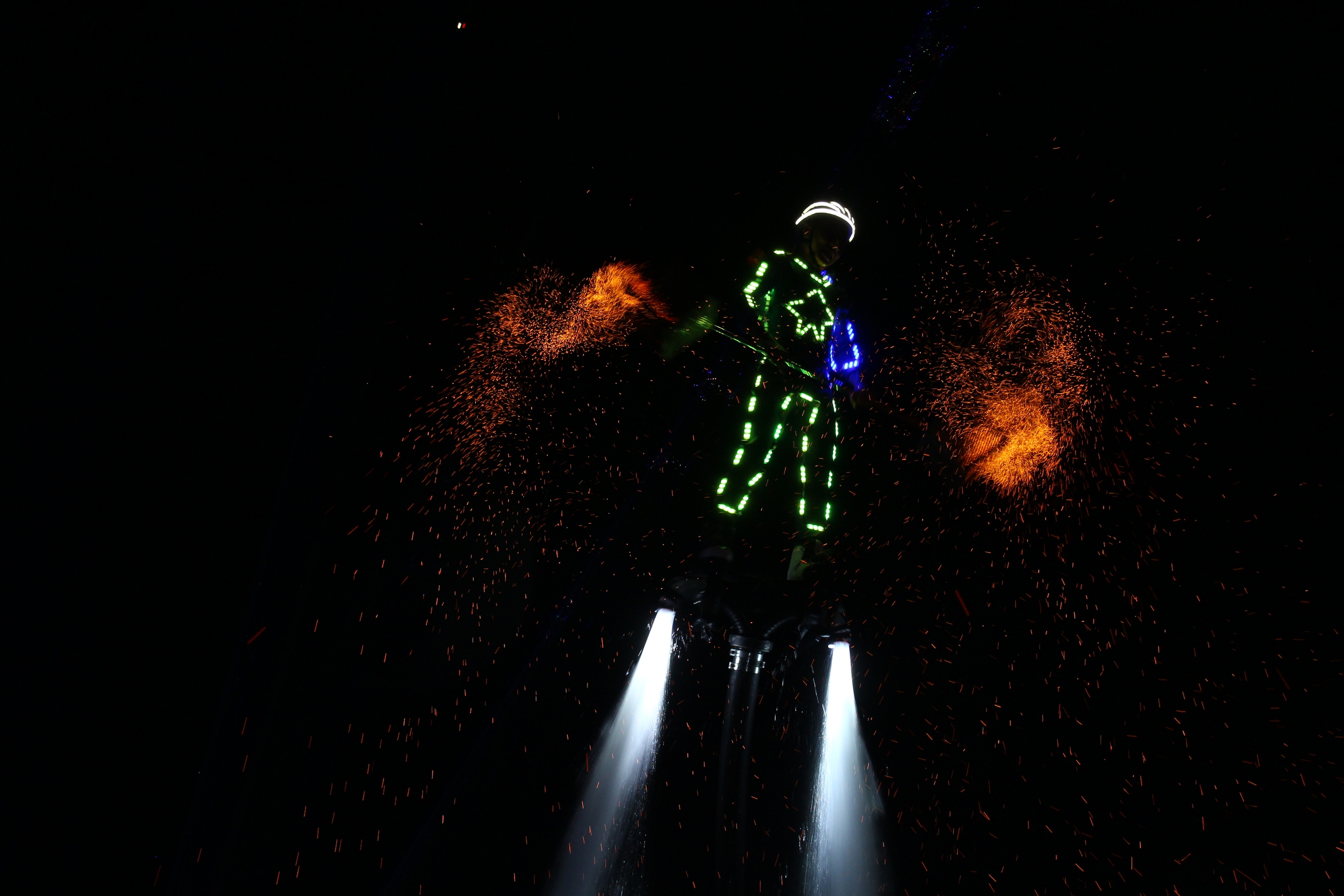 B&ugrave;ng nổ đ&ecirc;m hội flyboard ch&agrave;o đ&oacute;n năm mới tr&ecirc;n s&ocirc;ng Đồng Nai- Ảnh 10.