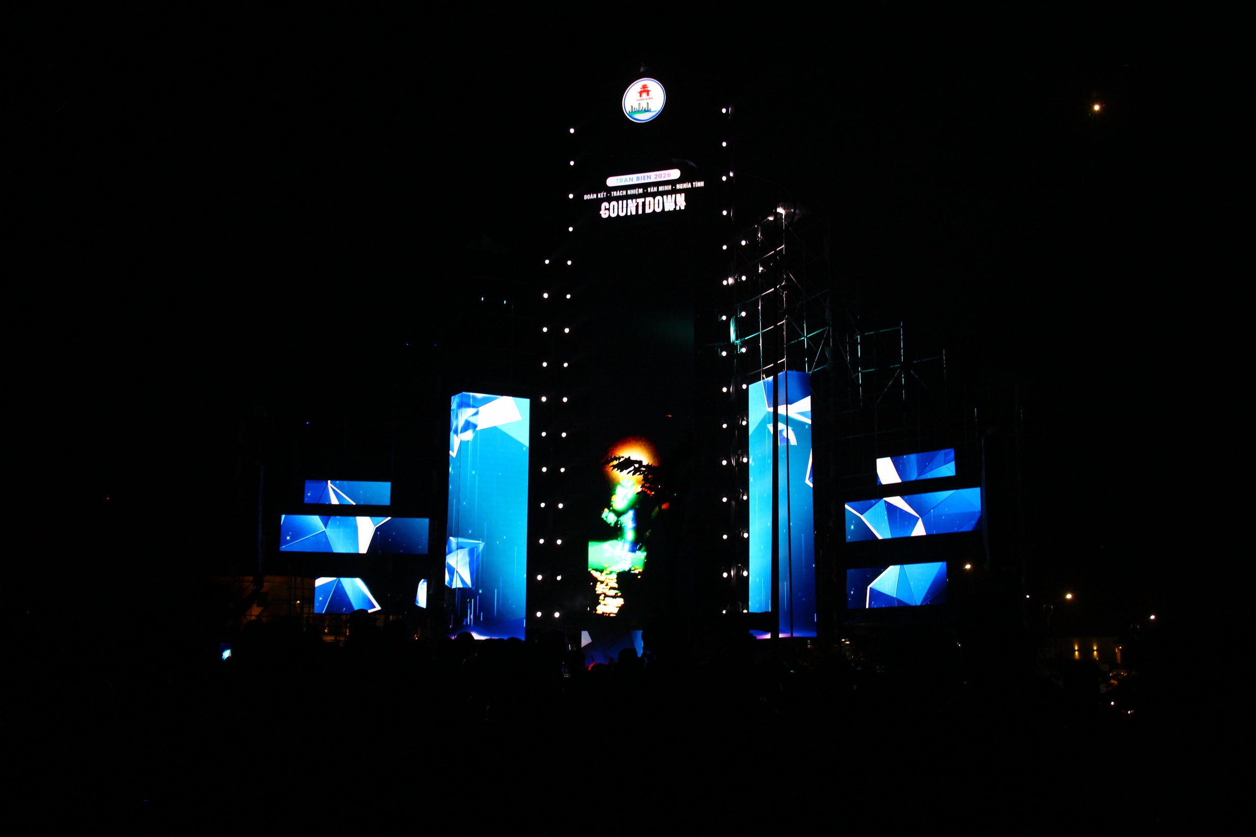 B&ugrave;ng nổ đ&ecirc;m hội flyboard ch&agrave;o đ&oacute;n năm mới tr&ecirc;n s&ocirc;ng Đồng Nai- Ảnh 9.