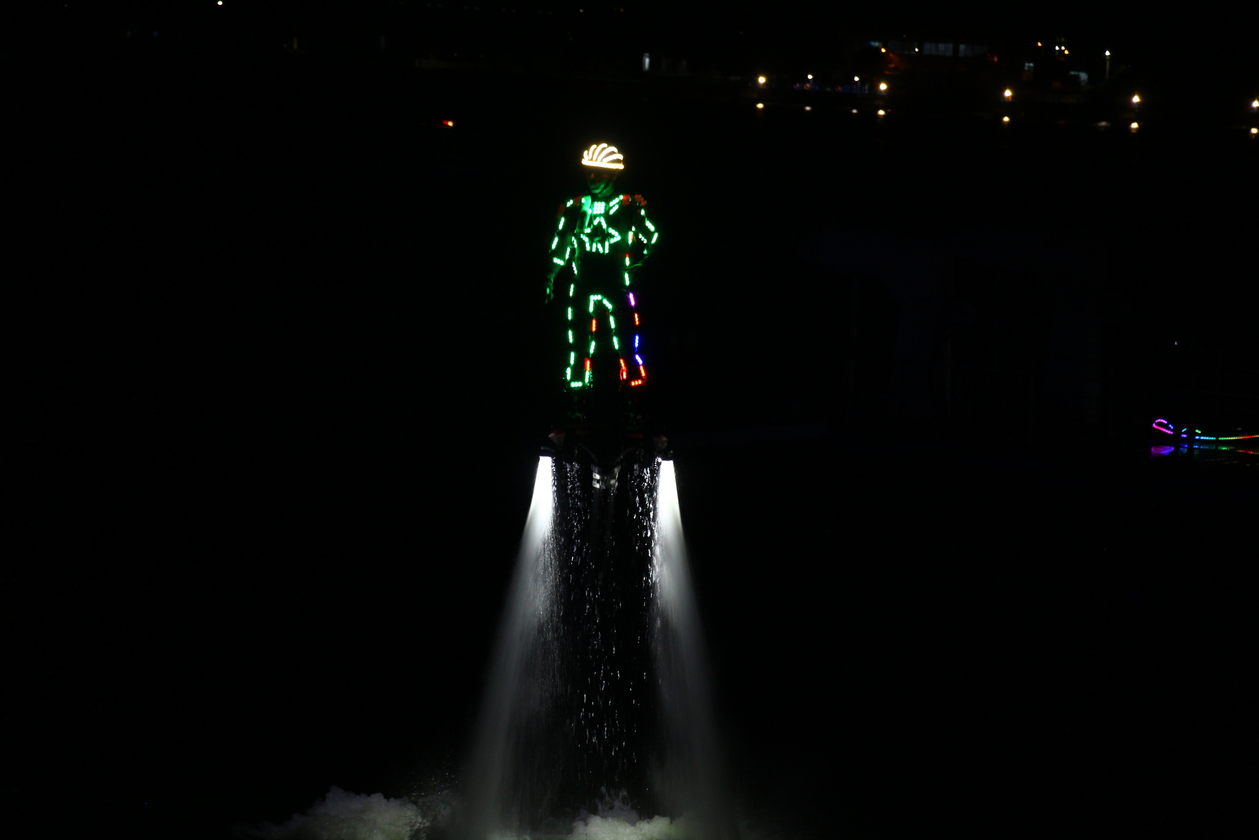 B&ugrave;ng nổ đ&ecirc;m hội flyboard ch&agrave;o đ&oacute;n năm mới tr&ecirc;n s&ocirc;ng Đồng Nai- Ảnh 11.