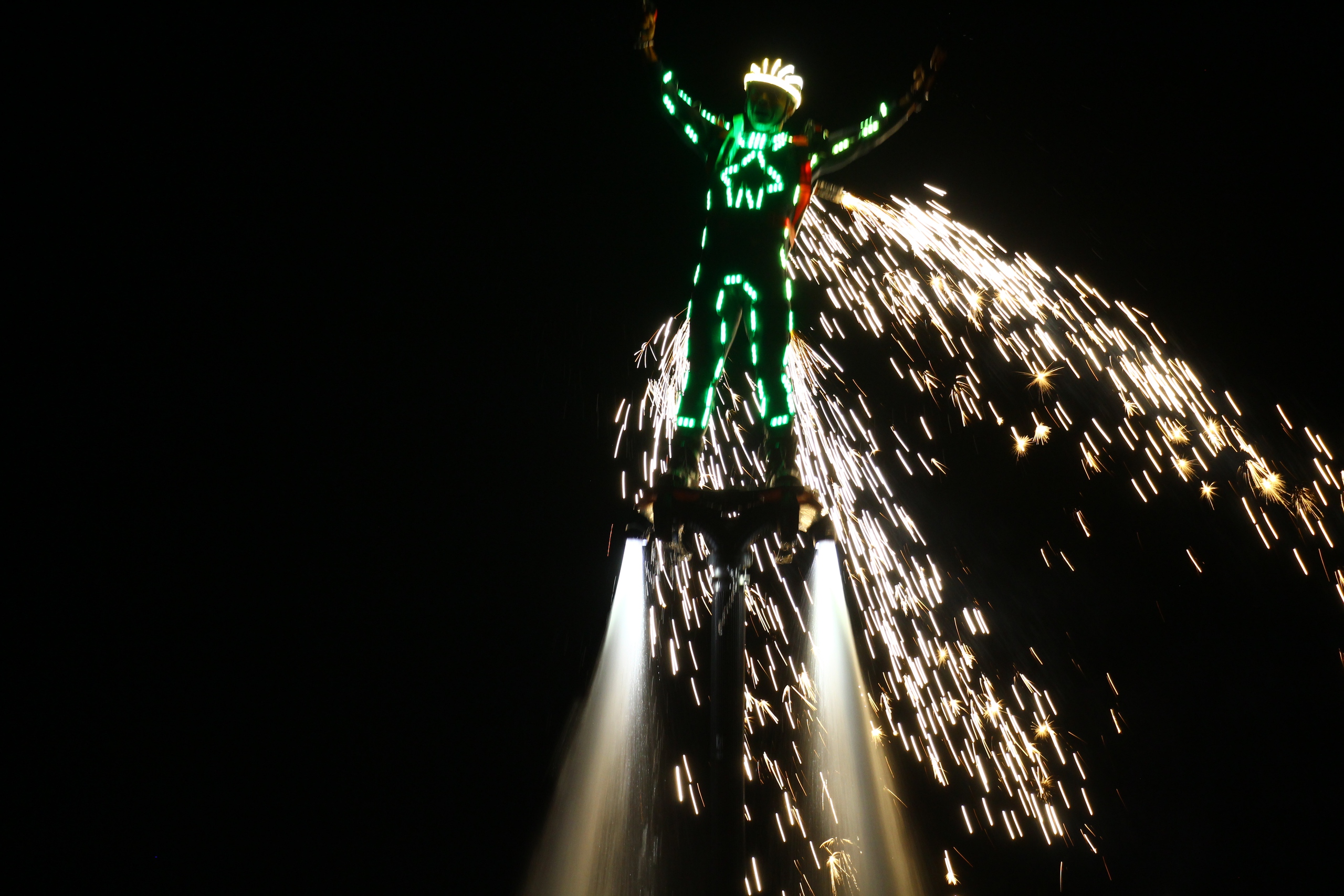 B&ugrave;ng nổ đ&ecirc;m hội flyboard ch&agrave;o đ&oacute;n năm mới tr&ecirc;n s&ocirc;ng Đồng Nai- Ảnh 7.