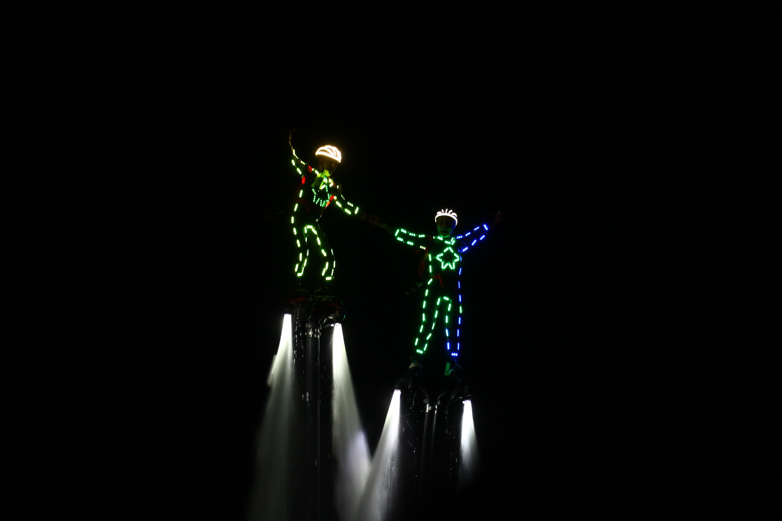 B&ugrave;ng nổ đ&ecirc;m hội flyboard ch&agrave;o đ&oacute;n năm mới tr&ecirc;n s&ocirc;ng Đồng Nai- Ảnh 1.