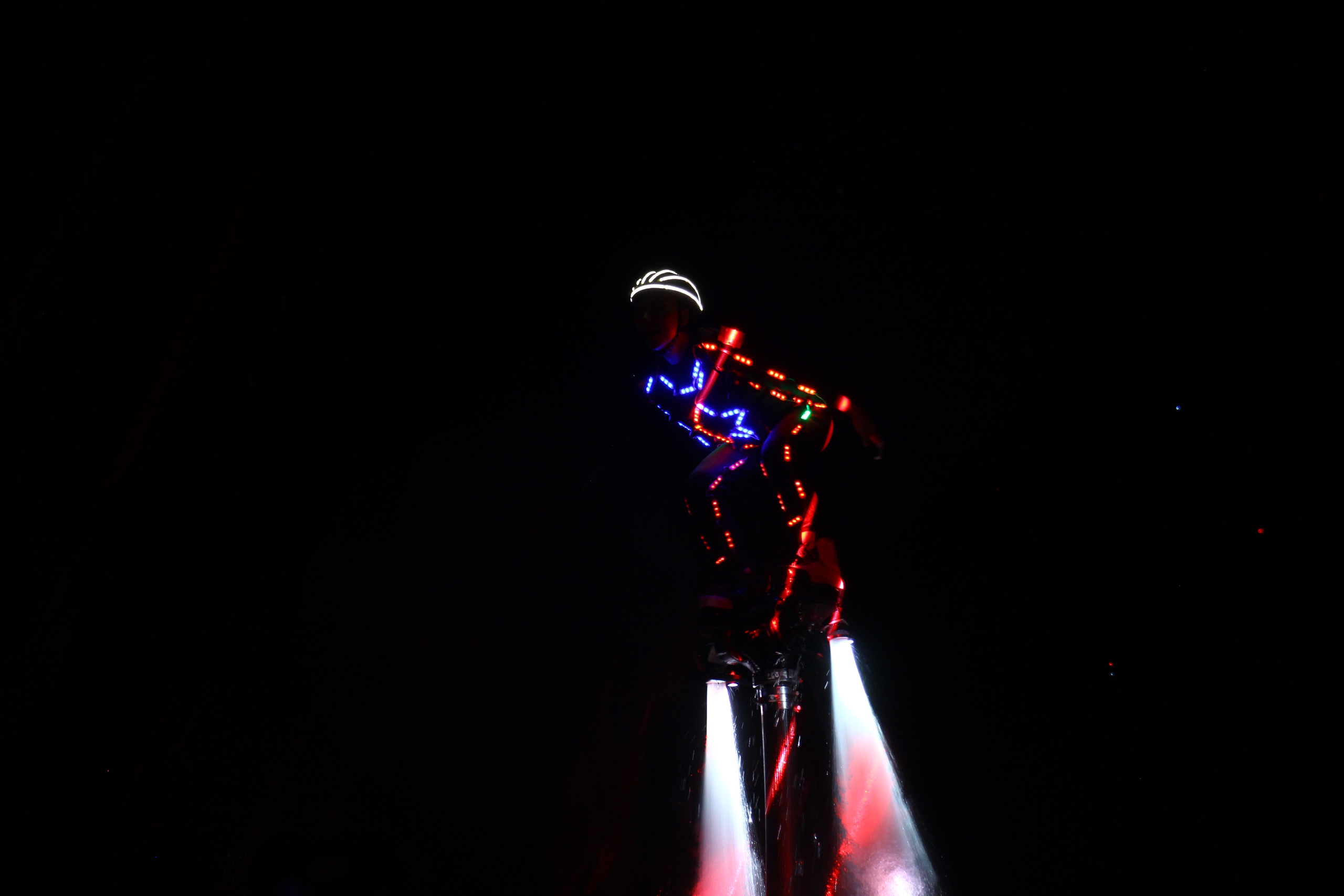 B&ugrave;ng nổ đ&ecirc;m hội flyboard ch&agrave;o đ&oacute;n năm mới tr&ecirc;n s&ocirc;ng Đồng Nai- Ảnh 3.