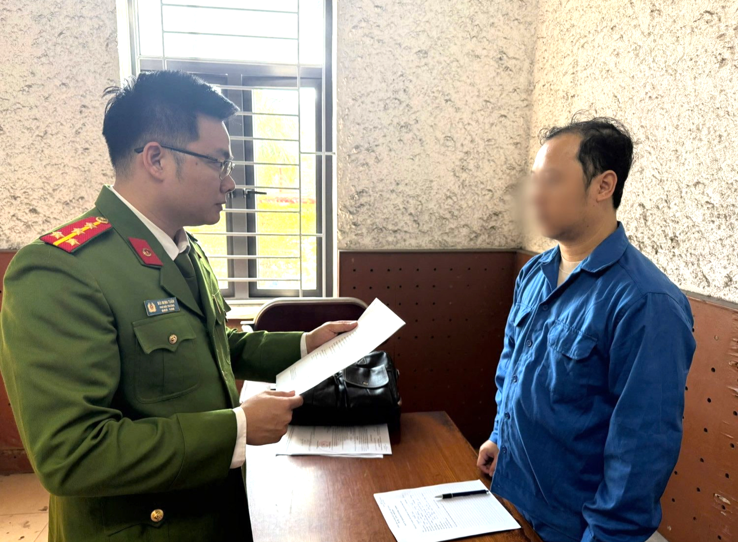 Khởi tố nguy&ecirc;n chuy&ecirc;n vi&ecirc;n phường Hồng Gai chiếm đoạt hơn 800 triệu đồng của người d&acirc;n- Ảnh 1.