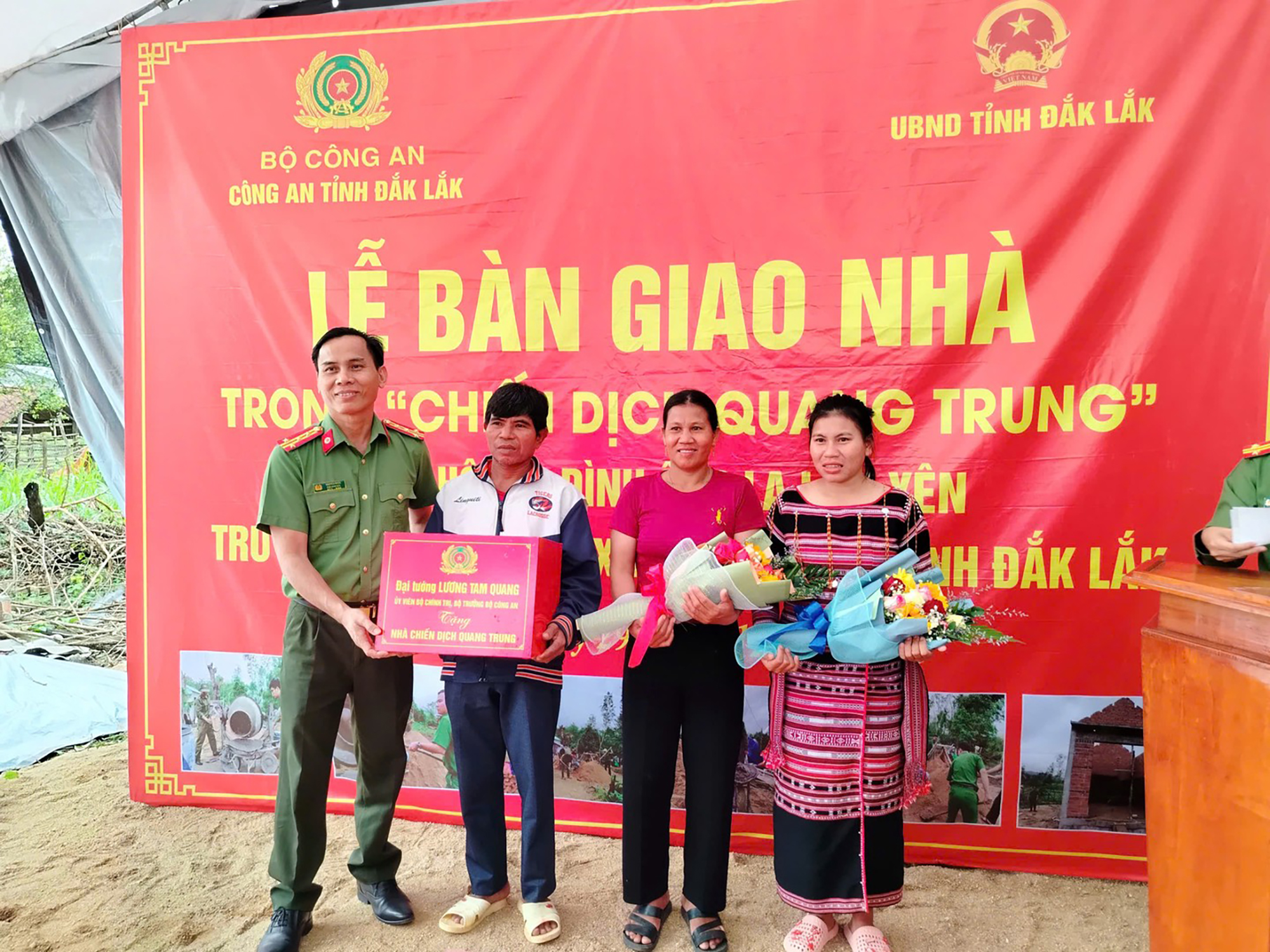 Thần tốc dựng lại nh&agrave; gi&uacute;p d&acirc;n v&ugrave;ng lũ- Ảnh 1.