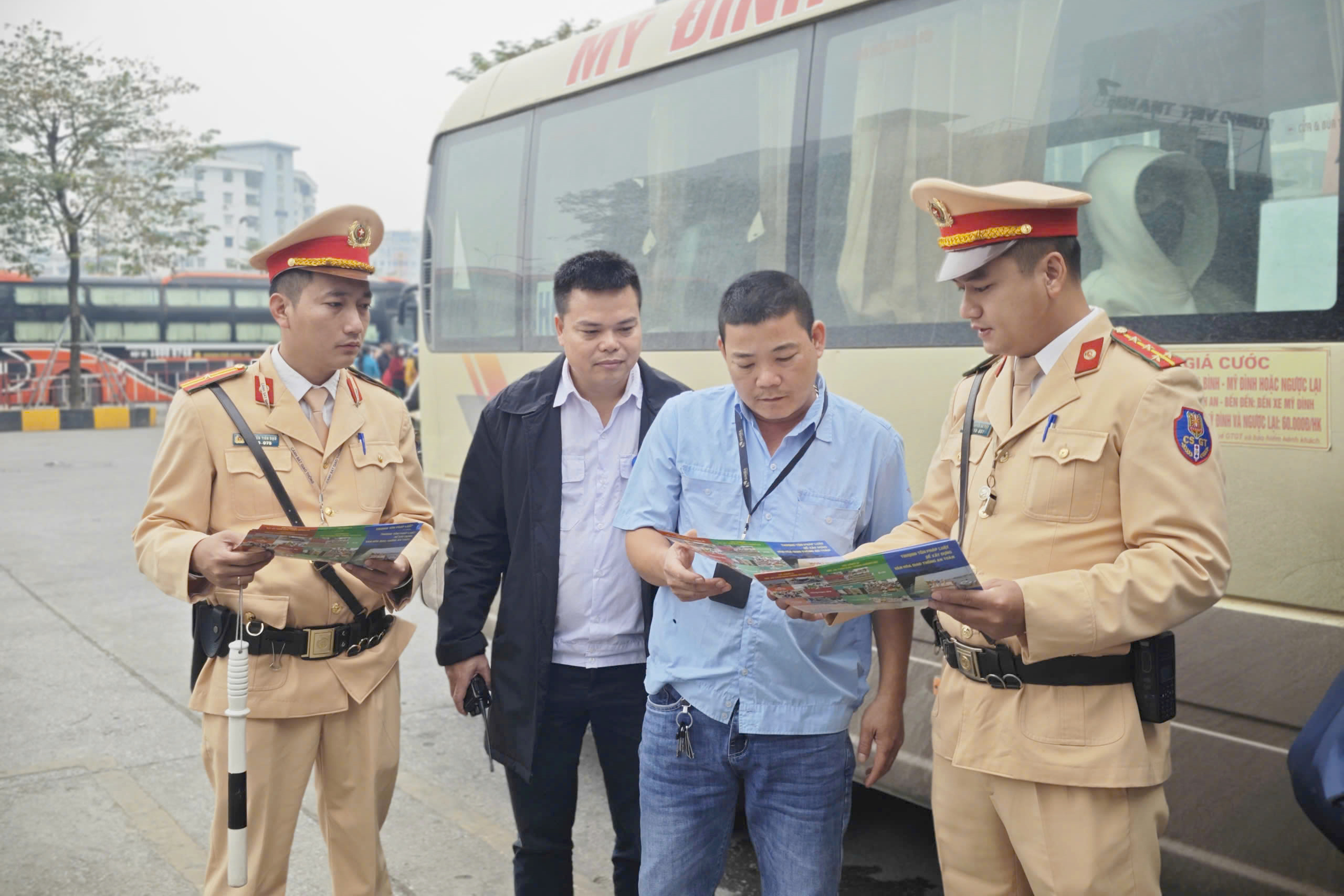 CSGT H&agrave; Nội v&agrave;o bến xe kiểm tra nồng độ cồn, nhắc t&agrave;i xế &ocirc; t&ocirc; kh&aacute;ch kh&ocirc;ng vi phạm dịp Tết- Ảnh 3.