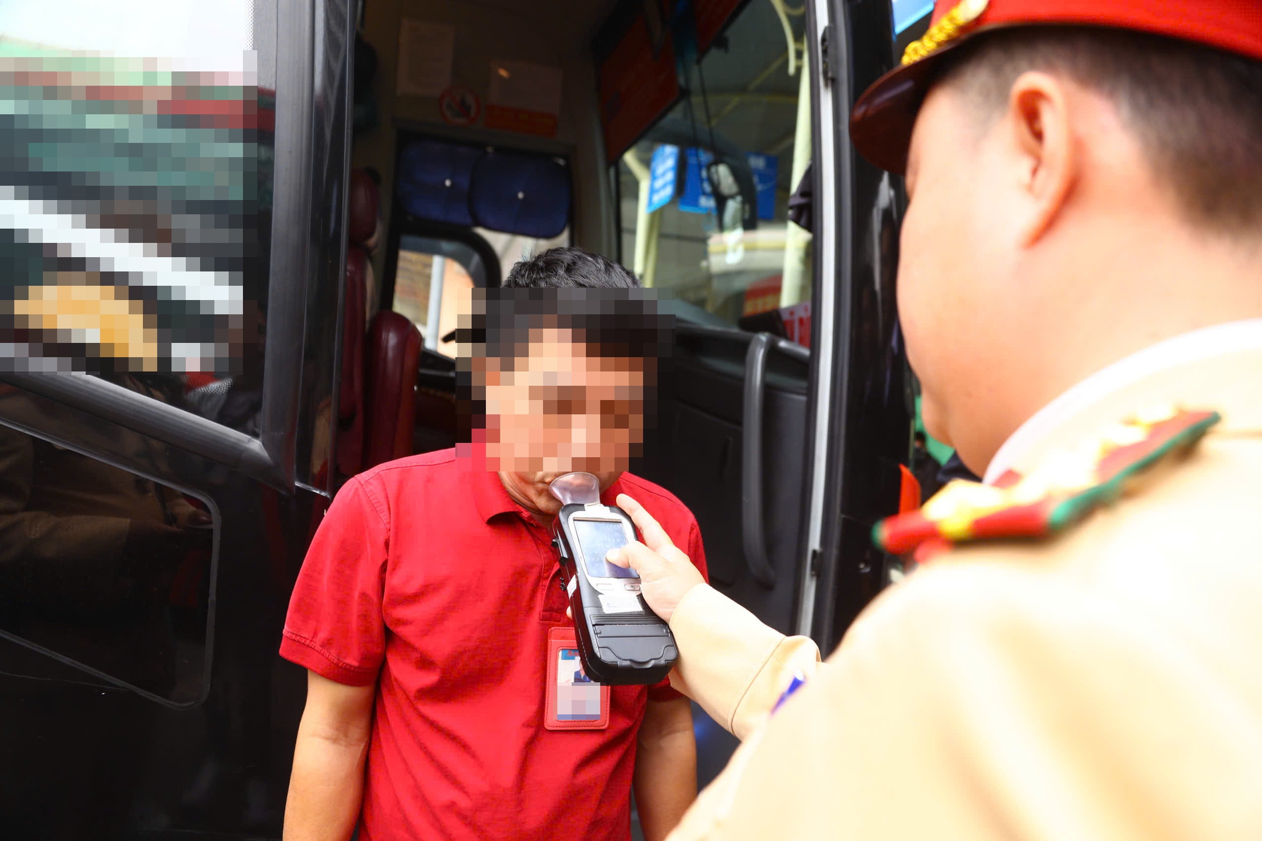 CSGT H&agrave; Nội v&agrave;o bến xe kiểm tra nồng độ cồn, nhắc t&agrave;i xế &ocirc; t&ocirc; kh&aacute;ch kh&ocirc;ng vi phạm dịp Tết- Ảnh 4.