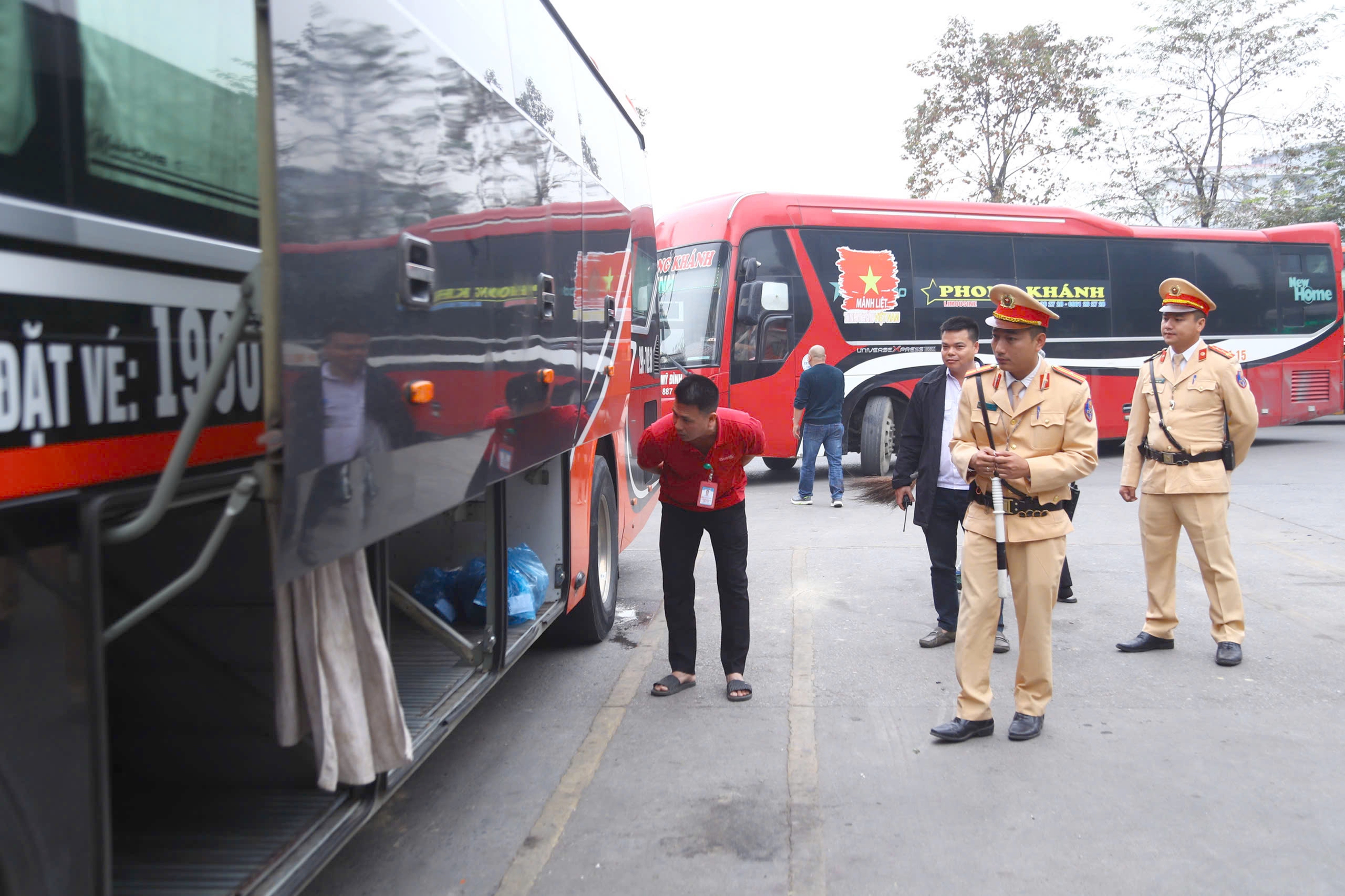 CSGT H&agrave; Nội v&agrave;o bến xe kiểm tra nồng độ cồn, nhắc t&agrave;i xế &ocirc; t&ocirc; kh&aacute;ch kh&ocirc;ng vi phạm dịp Tết- Ảnh 1.