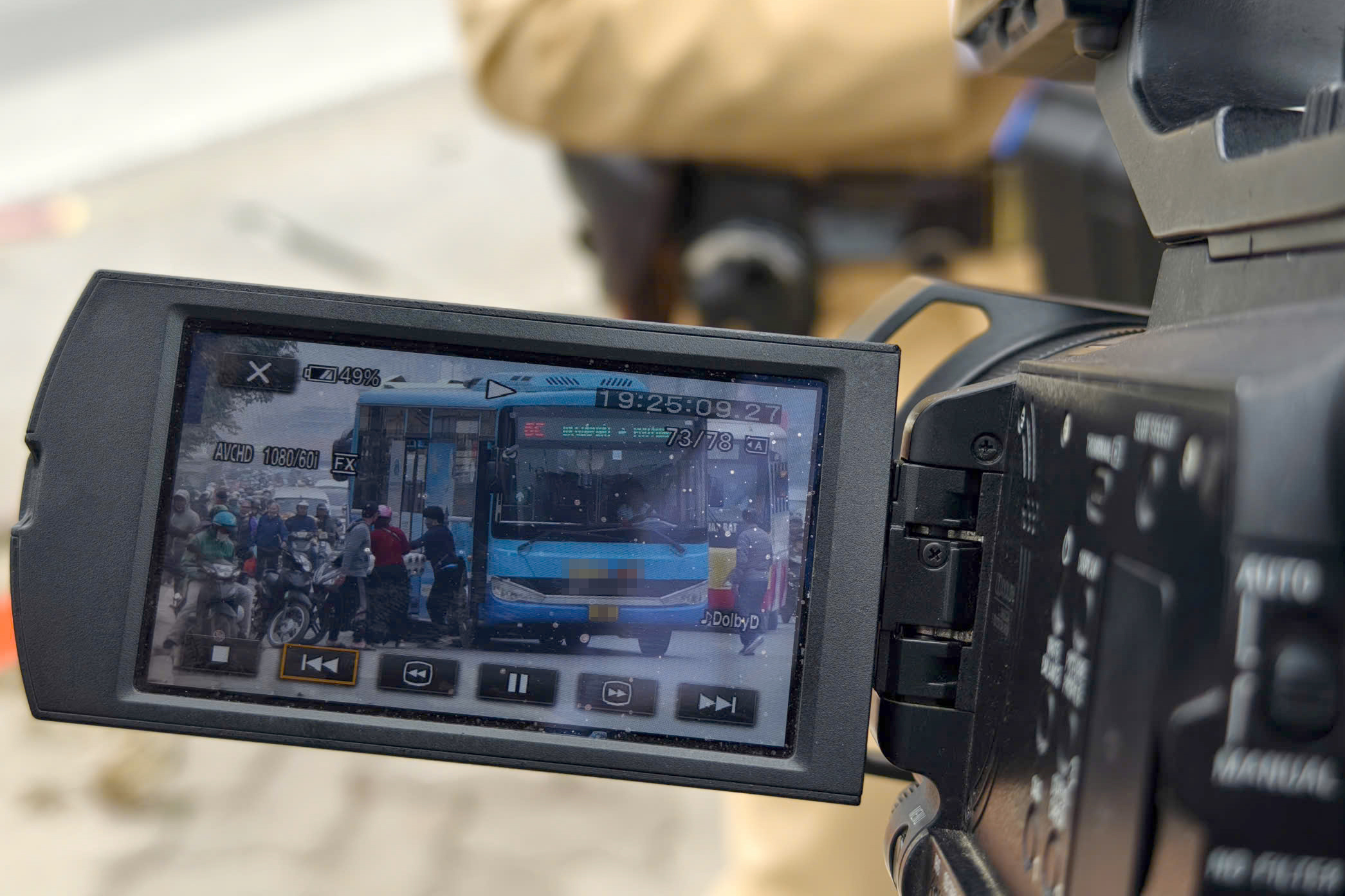 CSGT H&agrave; Nội v&agrave;o bến xe kiểm tra nồng độ cồn, nhắc t&agrave;i xế &ocirc; t&ocirc; kh&aacute;ch kh&ocirc;ng vi phạm dịp Tết- Ảnh 12.