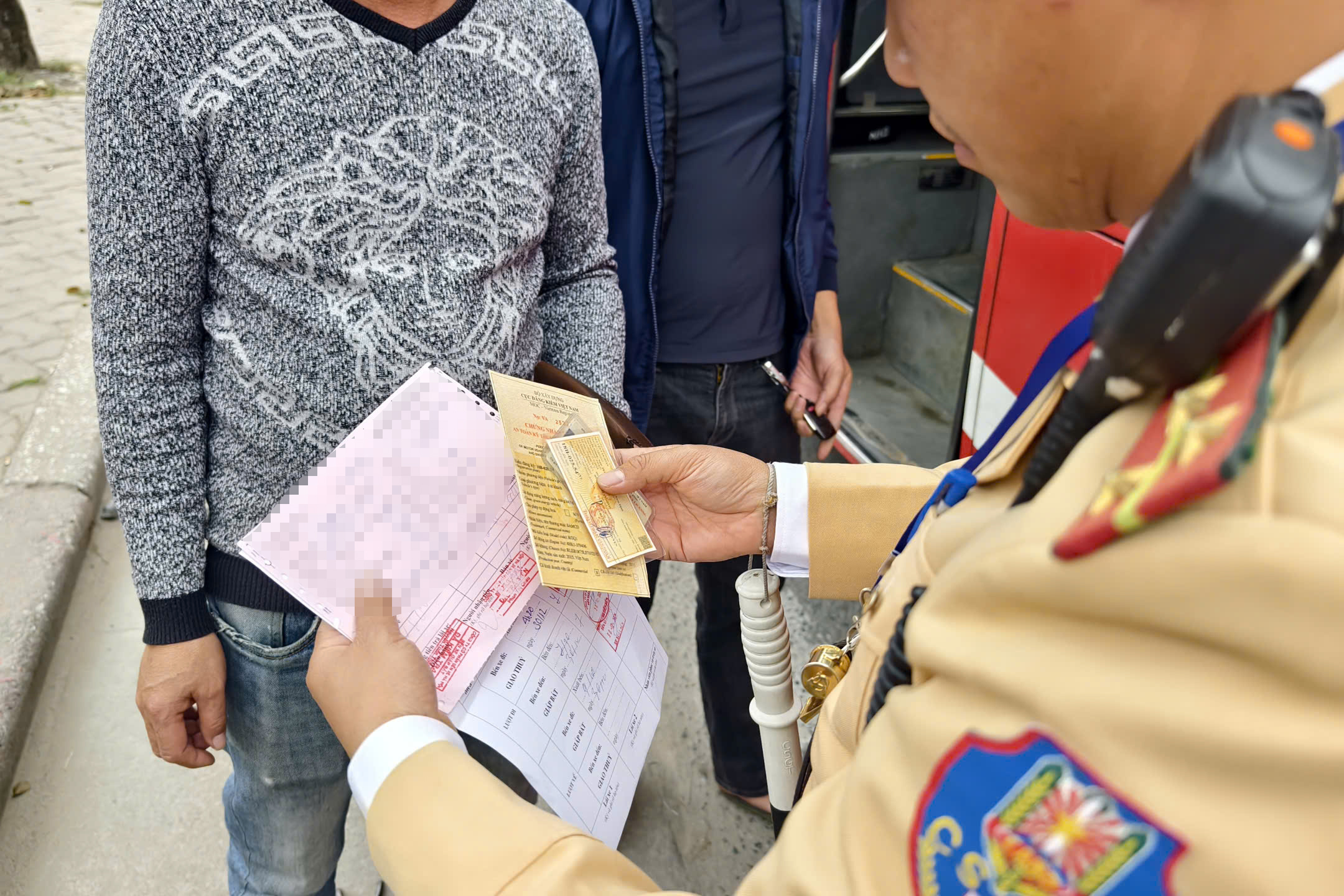 CSGT H&agrave; Nội v&agrave;o bến xe kiểm tra nồng độ cồn, nhắc t&agrave;i xế &ocirc; t&ocirc; kh&aacute;ch kh&ocirc;ng vi phạm dịp Tết- Ảnh 8.