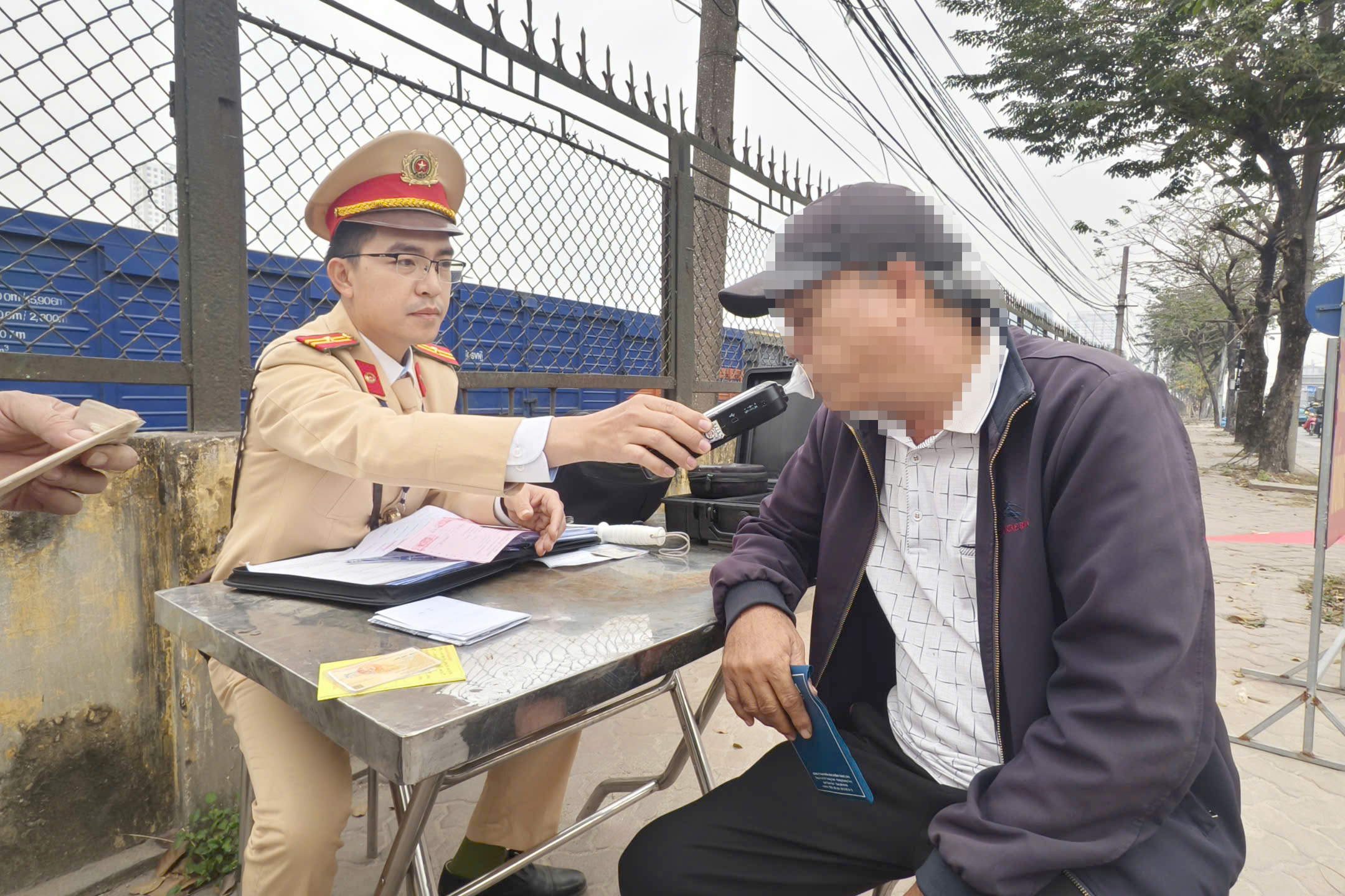 CSGT H&agrave; Nội v&agrave;o bến xe kiểm tra nồng độ cồn, nhắc t&agrave;i xế &ocirc; t&ocirc; kh&aacute;ch kh&ocirc;ng vi phạm dịp Tết- Ảnh 7.