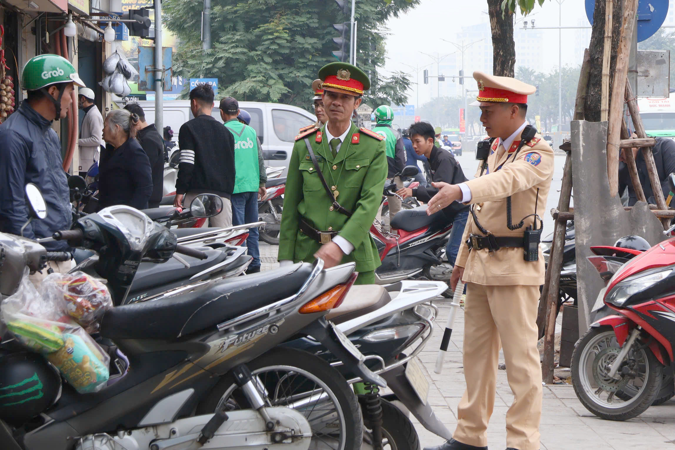 CSGT H&agrave; Nội v&agrave;o bến xe kiểm tra nồng độ cồn, nhắc t&agrave;i xế &ocirc; t&ocirc; kh&aacute;ch kh&ocirc;ng vi phạm dịp Tết- Ảnh 11.