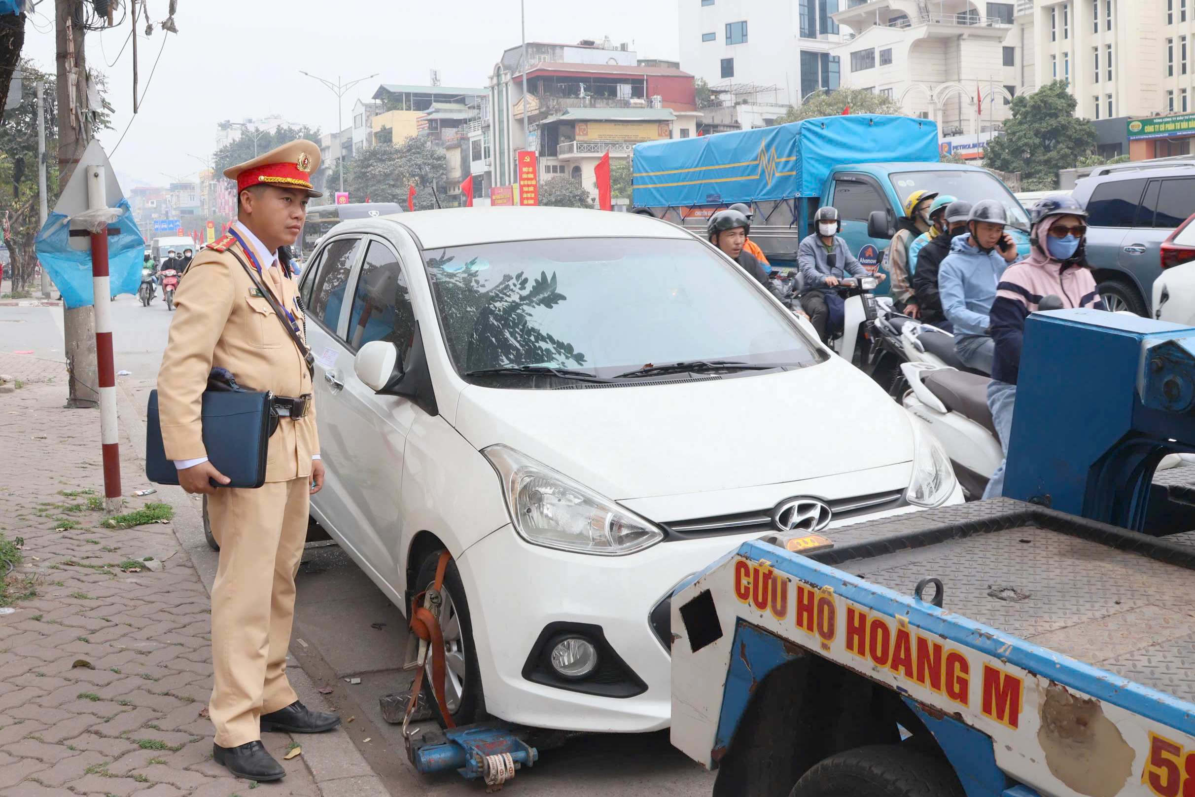 CSGT H&agrave; Nội v&agrave;o bến xe kiểm tra nồng độ cồn, nhắc t&agrave;i xế &ocirc; t&ocirc; kh&aacute;ch kh&ocirc;ng vi phạm dịp Tết- Ảnh 10.