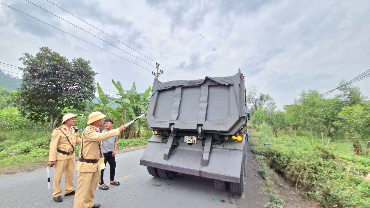 Bắc Ninh: CSGT đến nhà máy tuyên truyền, xử lý vi phạm, đảm bảo ATGT dịp cuối năm- Ảnh 9. Bắc Ninh: CSGT đến nhà máy tuyên truyền, xử lý vi phạm, đảm bảo ATGT dịp cuối năm- Ảnh 9.