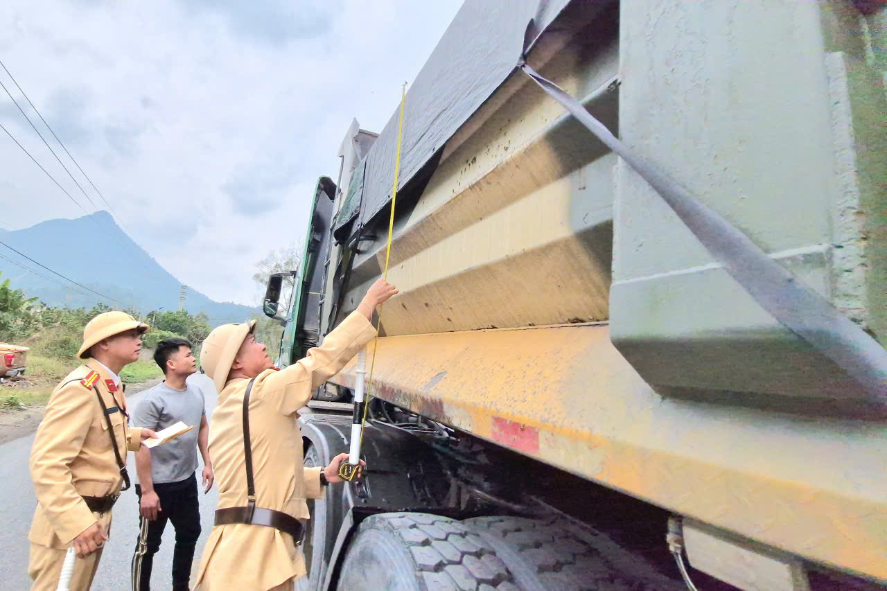 Bắc Ninh: CSGT đến nhà máy tuyên truyền, xử lý vi phạm, đảm bảo ATGT dịp cuối năm- Ảnh 4. Bắc Ninh: CSGT đến nhà máy tuyên truyền, xử lý vi phạm, đảm bảo ATGT dịp cuối năm- Ảnh 4.