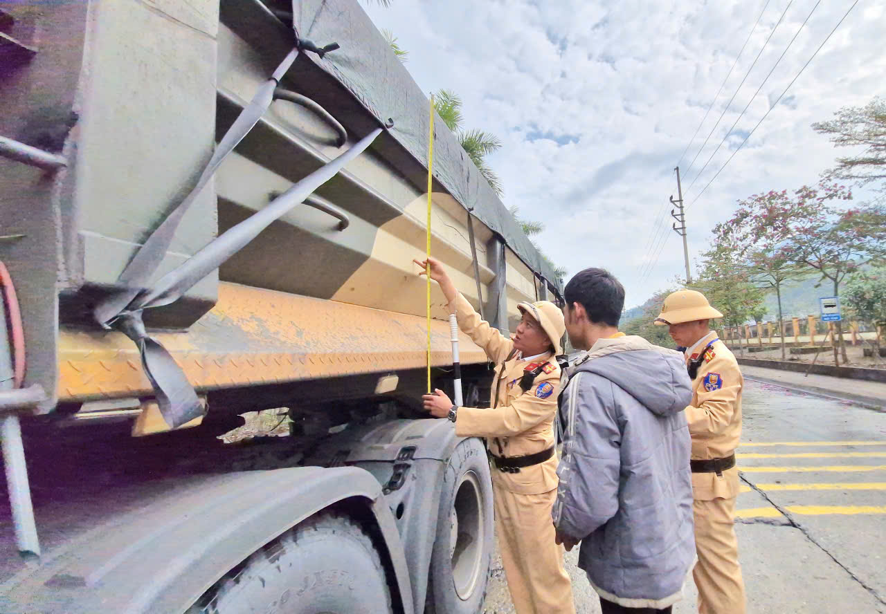 Bắc Ninh: CSGT đến nhà máy tuyên truyền, xử lý vi phạm, đảm bảo ATGT dịp cuối năm- Ảnh 3. Bắc Ninh: CSGT đến nhà máy tuyên truyền, xử lý vi phạm, đảm bảo ATGT dịp cuối năm- Ảnh 3.