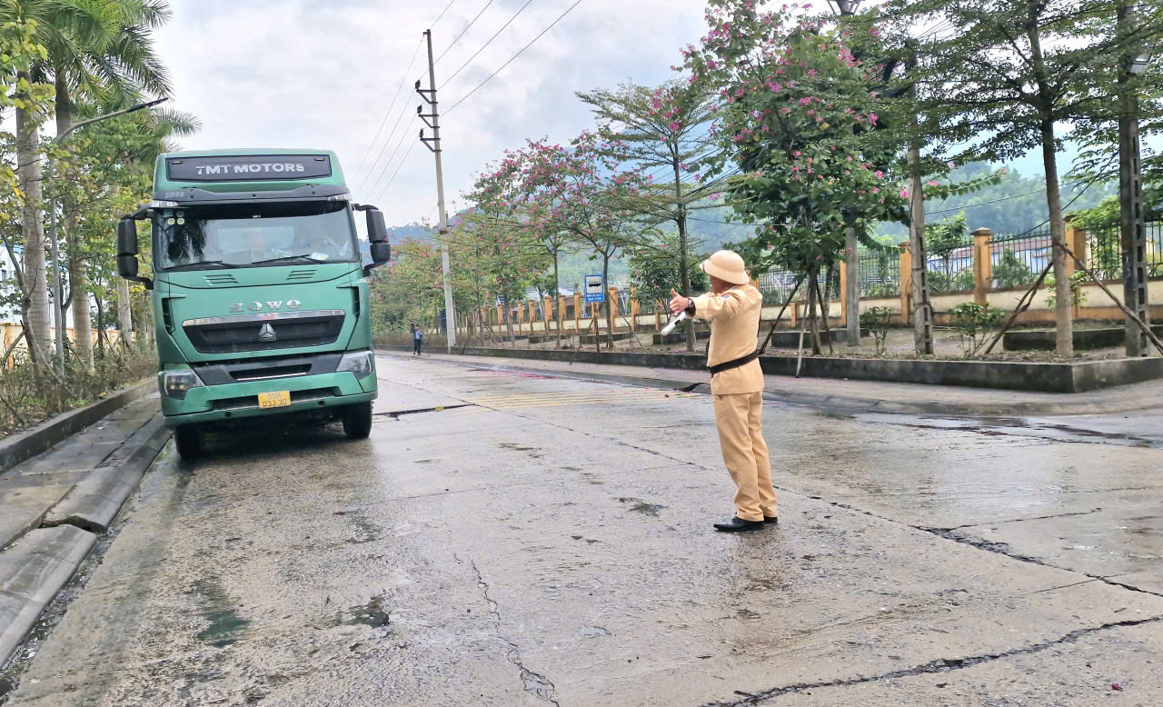 Bắc Ninh: CSGT đến nhà máy tuyên truyền, xử lý vi phạm, đảm bảo ATGT dịp cuối năm- Ảnh 6. Bắc Ninh: CSGT đến nhà máy tuyên truyền, xử lý vi phạm, đảm bảo ATGT dịp cuối năm- Ảnh 6.