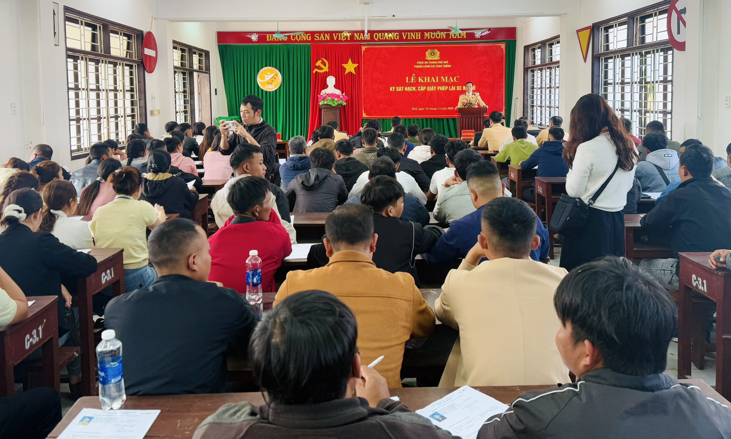 Huế: S&aacute;t hạch, cấp giấy ph&eacute;p l&aacute;i xe m&ocirc; t&ocirc; cho gần 100 học vi&ecirc;n người d&acirc;n tộc thiểu số- Ảnh 2.