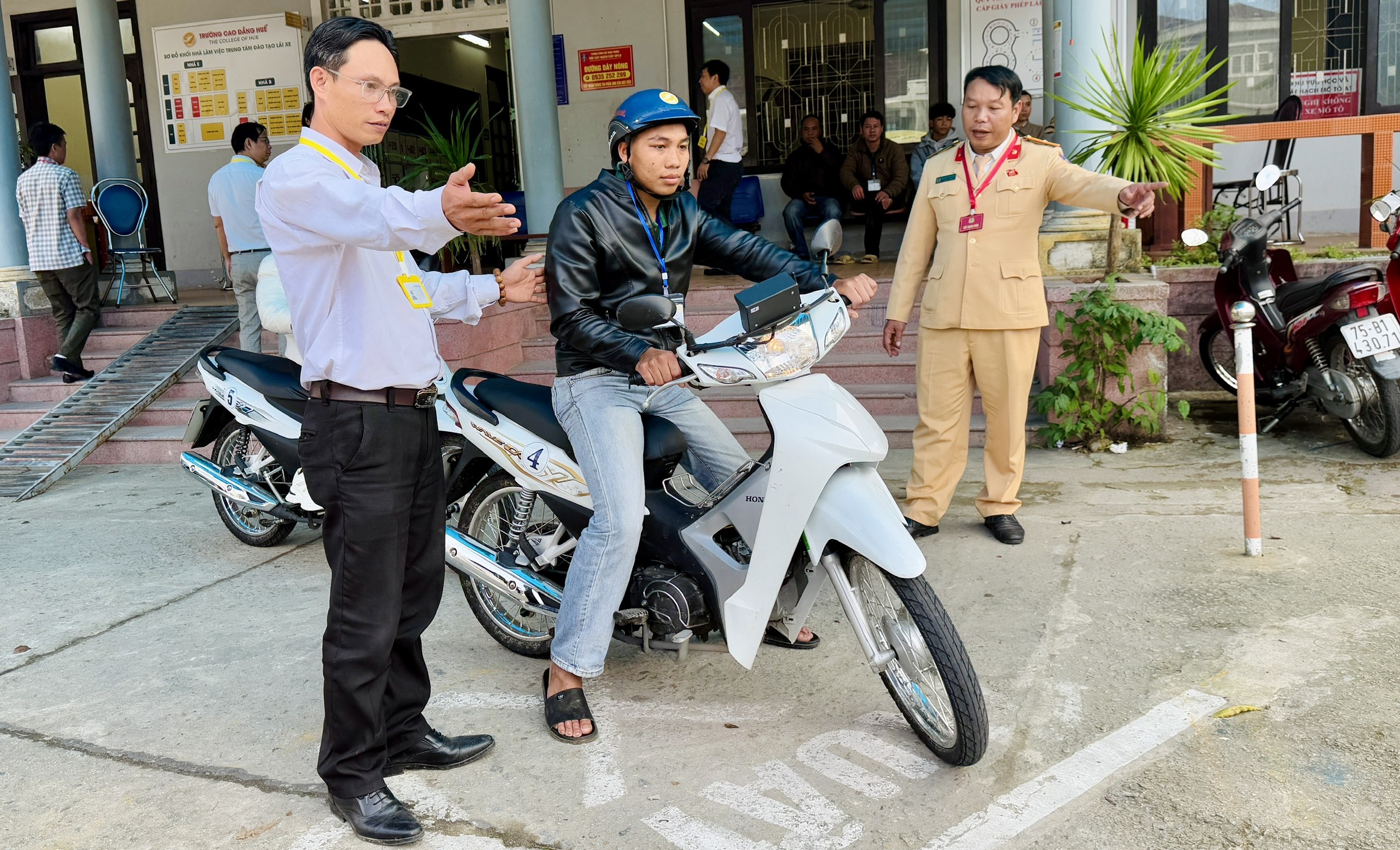 Huế: S&aacute;t hạch, cấp giấy ph&eacute;p l&aacute;i xe m&ocirc; t&ocirc; cho gần 100 học vi&ecirc;n người d&acirc;n tộc thiểu số- Ảnh 1.