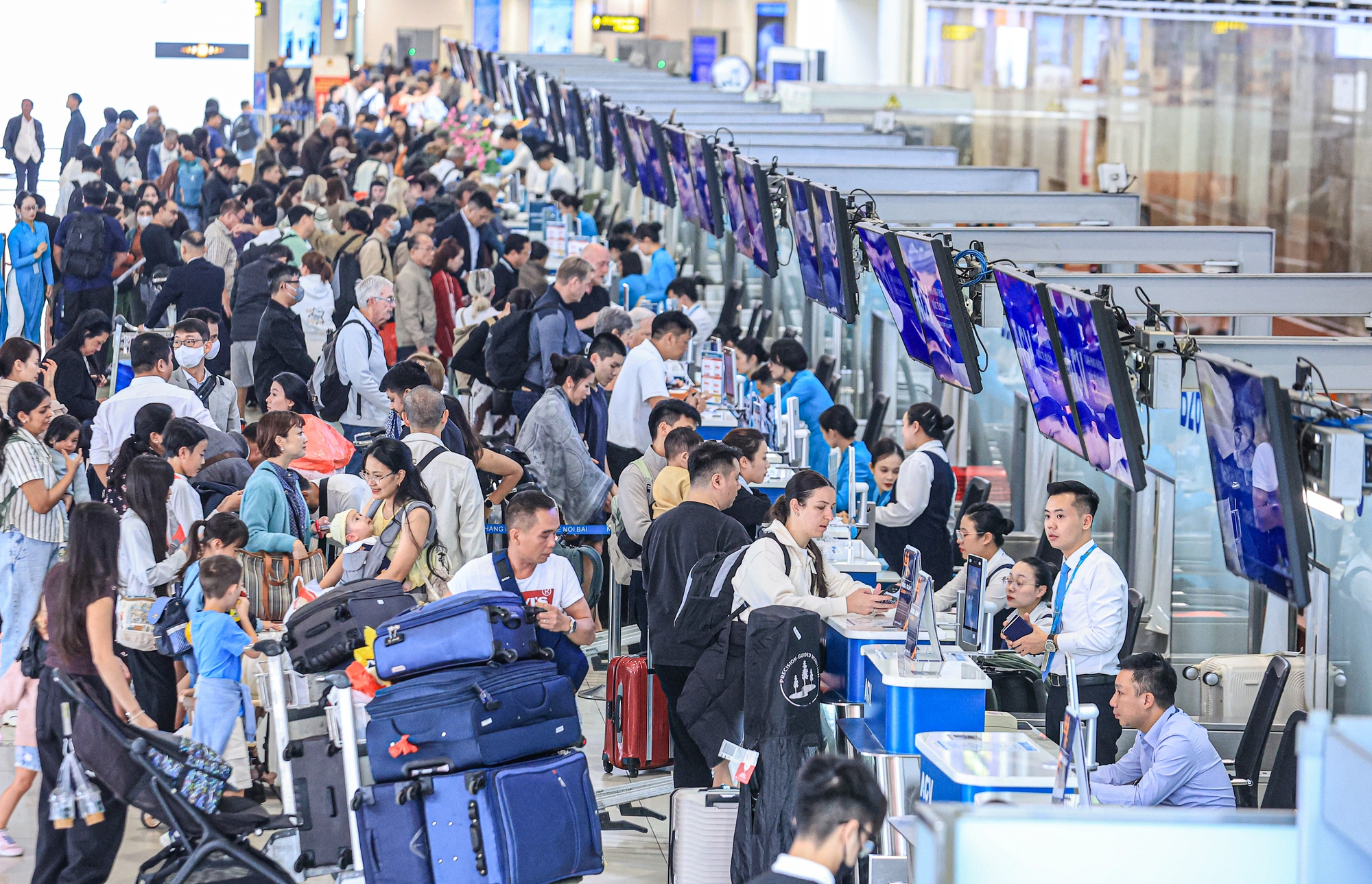 S&acirc;n bay Nội B&agrave;i đ&ocirc;ng nghẹt kh&aacute;ch ng&agrave;y cuối trước kỳ nghỉ Tết Dương lịch 2026- Ảnh 1.