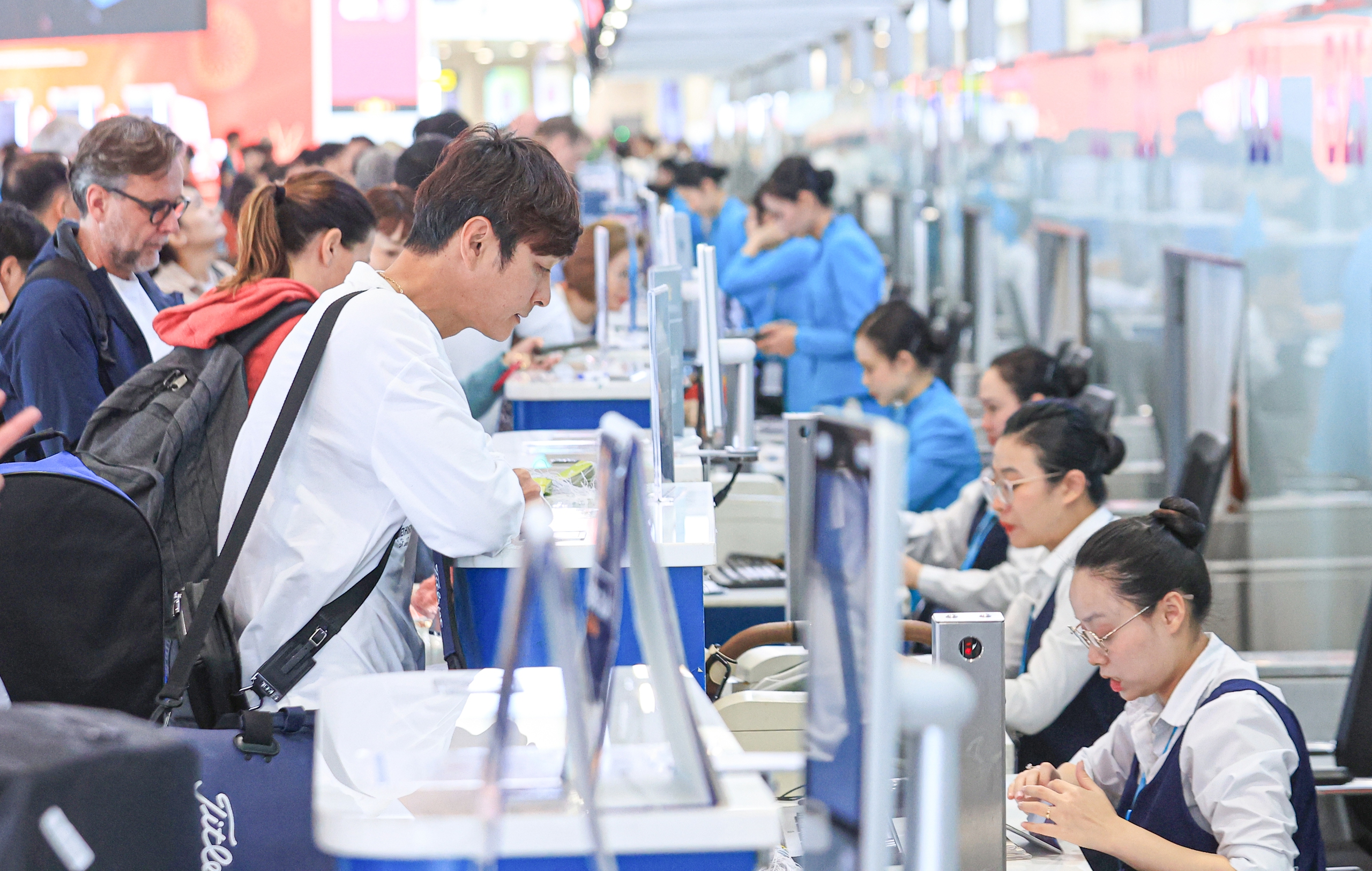 S&acirc;n bay Nội B&agrave;i đ&ocirc;ng nghẹt kh&aacute;ch ng&agrave;y cuối trước kỳ nghỉ Tết Dương lịch 2026- Ảnh 4.