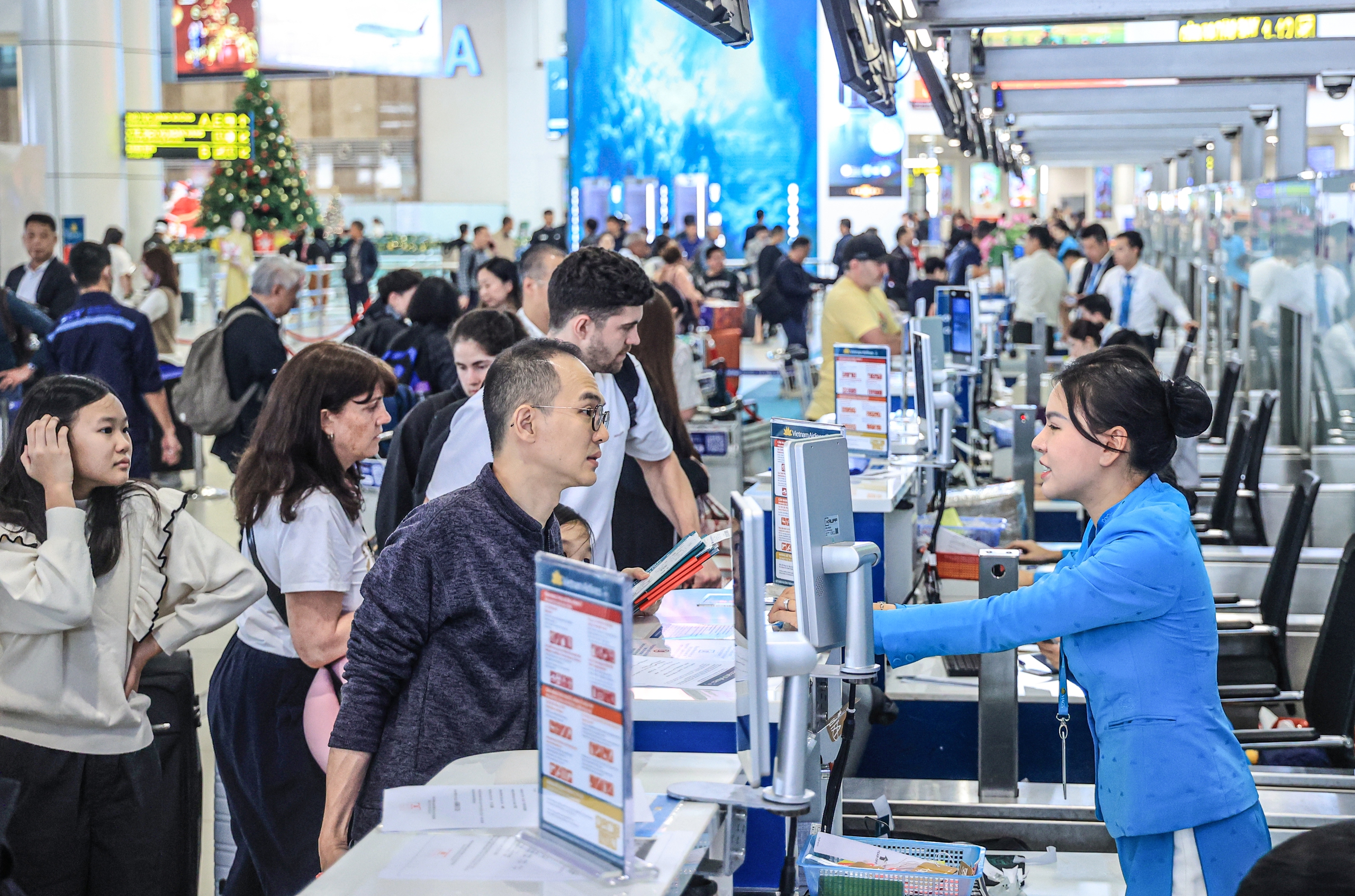 S&acirc;n bay Nội B&agrave;i đ&ocirc;ng nghẹt kh&aacute;ch ng&agrave;y cuối trước kỳ nghỉ Tết Dương lịch 2026- Ảnh 2.