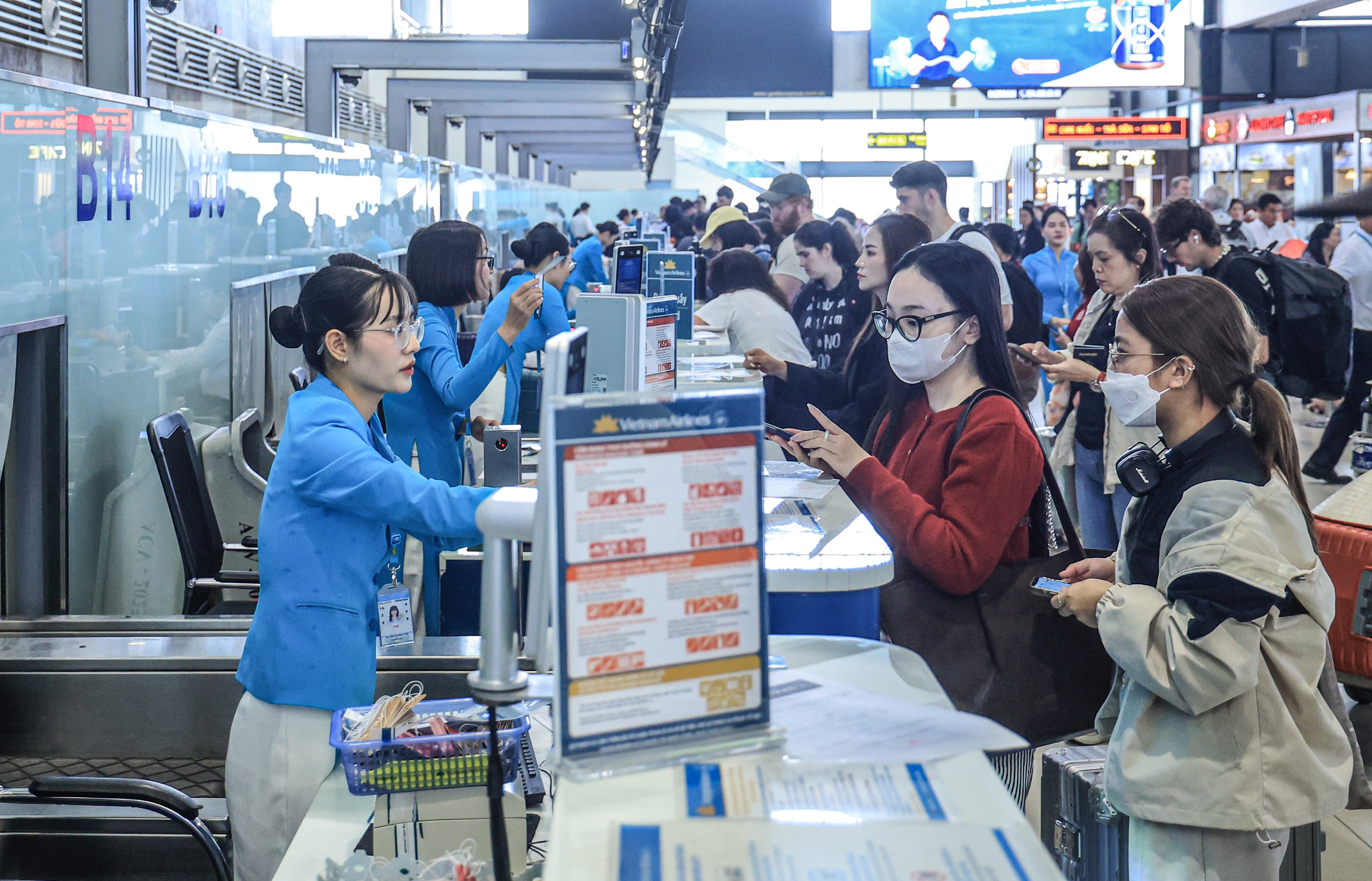S&acirc;n bay Nội B&agrave;i đ&ocirc;ng nghẹt kh&aacute;ch ng&agrave;y cuối trước kỳ nghỉ Tết Dương lịch 2026- Ảnh 3.