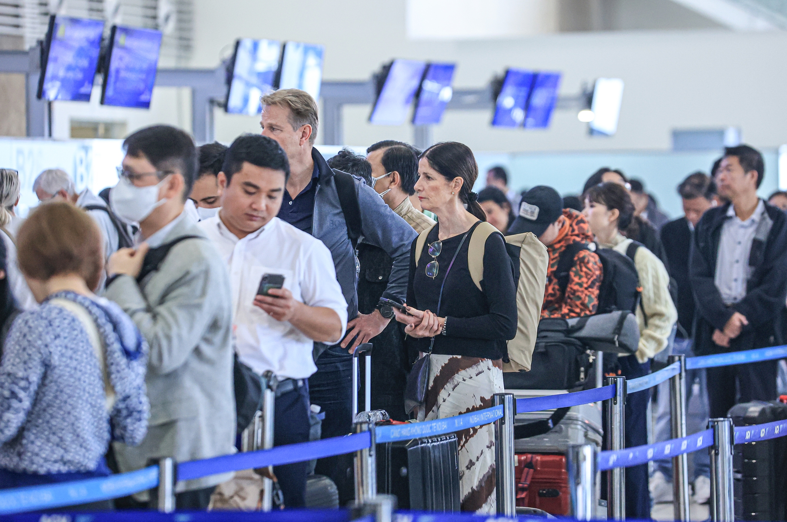 S&acirc;n bay Nội B&agrave;i đ&ocirc;ng nghẹt kh&aacute;ch ng&agrave;y cuối trước kỳ nghỉ Tết Dương lịch 2026- Ảnh 6.