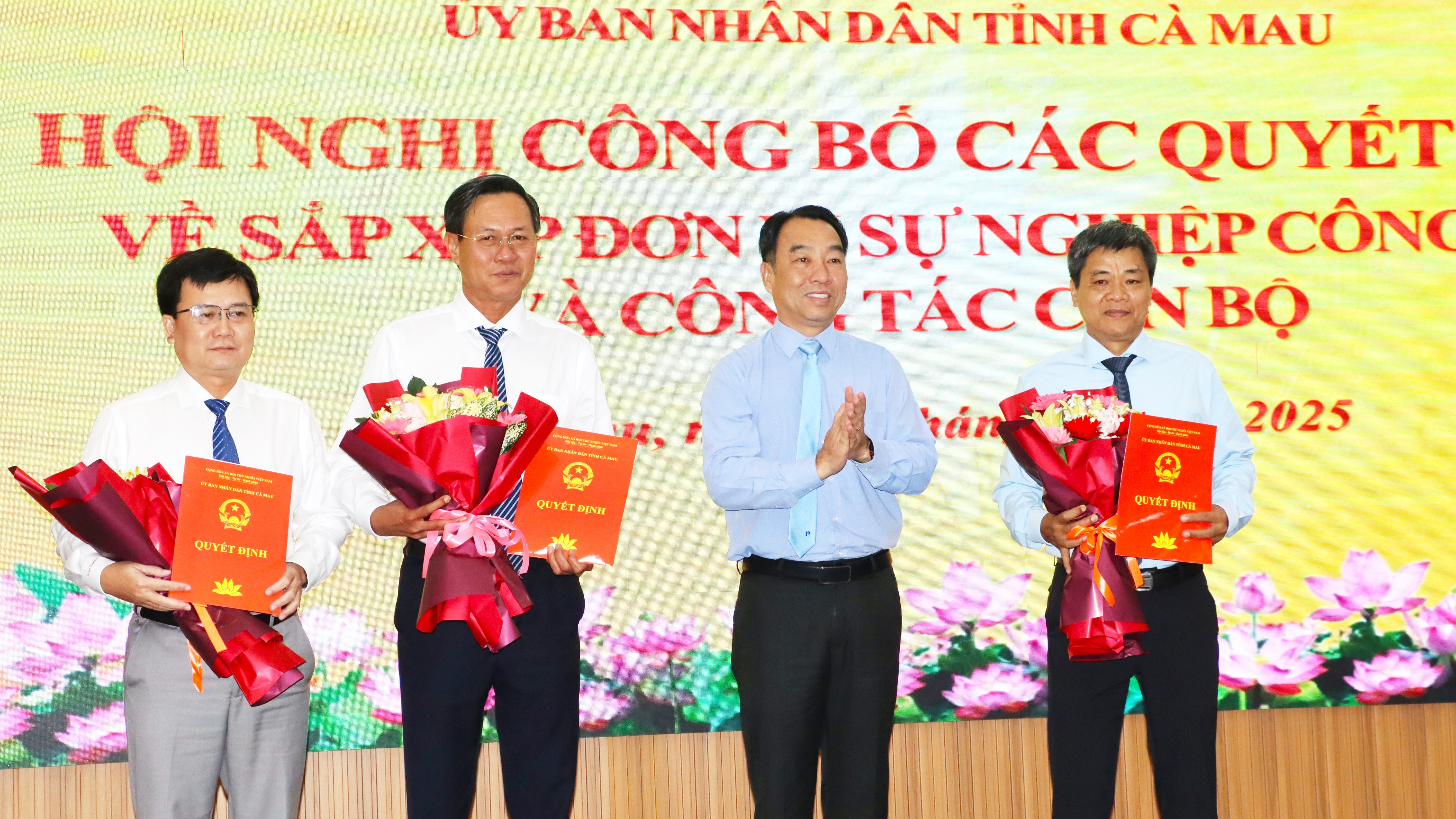 C&agrave; Mau c&ocirc;ng bố gi&aacute;m đốc, ph&oacute; gi&aacute;m đốc Ban quản l&yacute; dự &aacute;n chuy&ecirc;n ng&agrave;nh tỉnh- Ảnh 2.