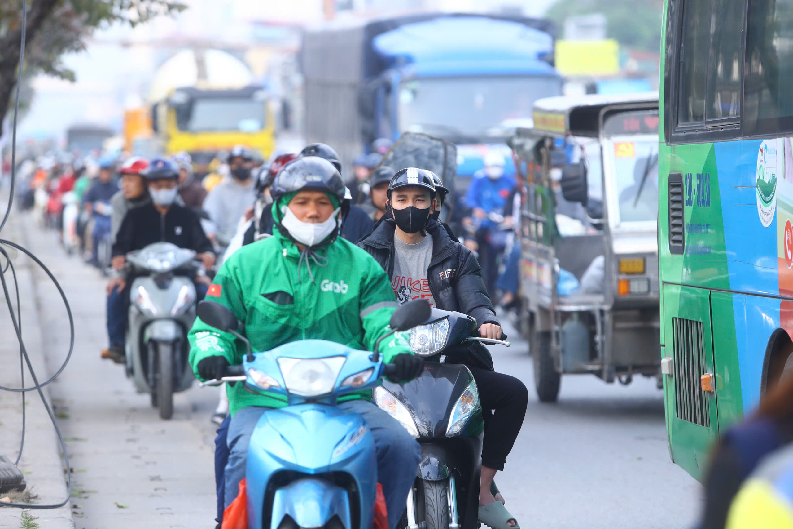 Đường phố H&agrave; Nội đ&ocirc;ng &ldquo;nghẹt thở&rdquo; ng&agrave;y l&agrave;m việc cuối c&ugrave;ng của năm- Ảnh 8.