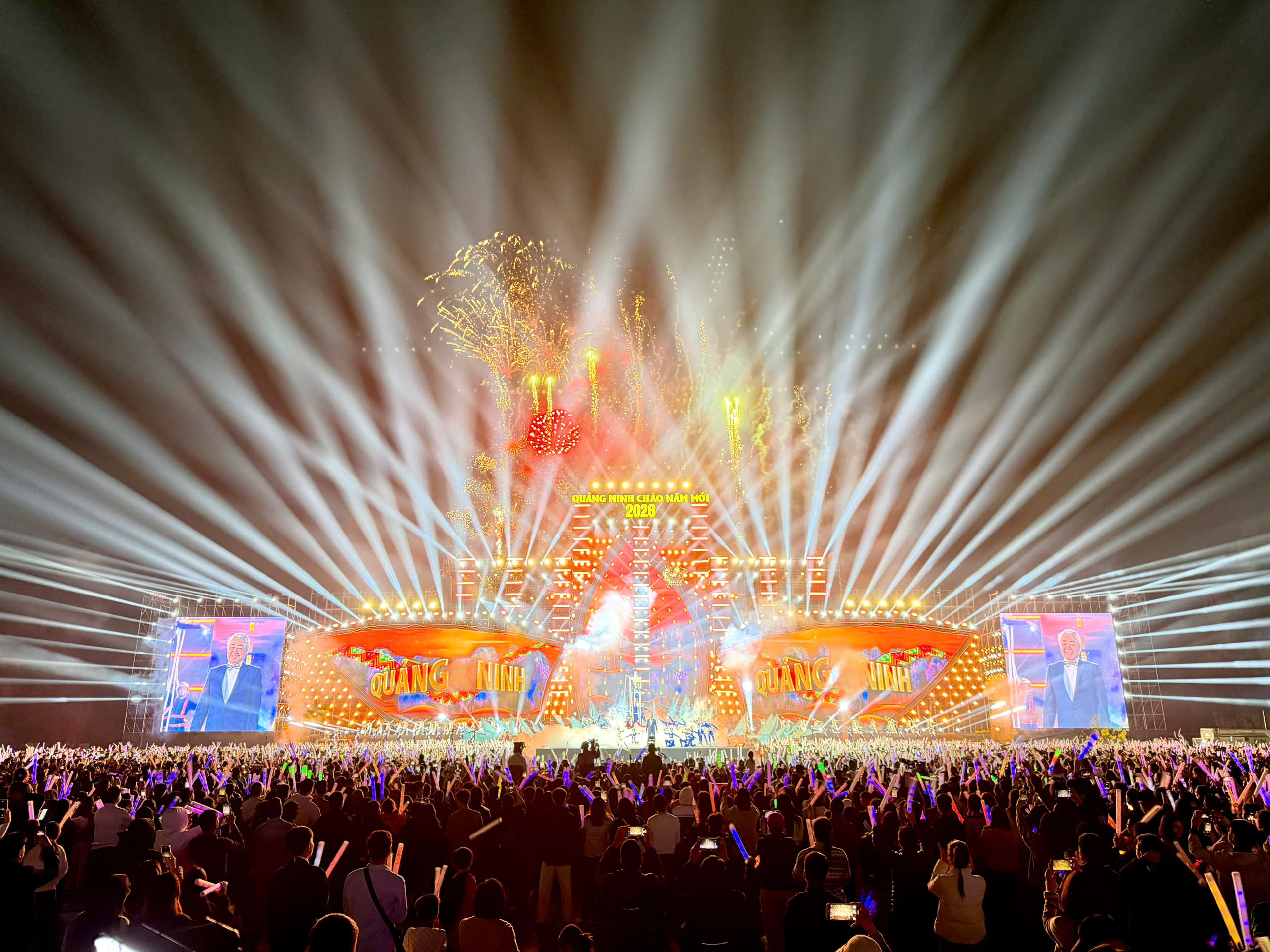 Quảng Ninh rực rỡ đ&ecirc;m nghệ thuật Countdown 2026 ch&agrave;o mừng năm mới- Ảnh 3.