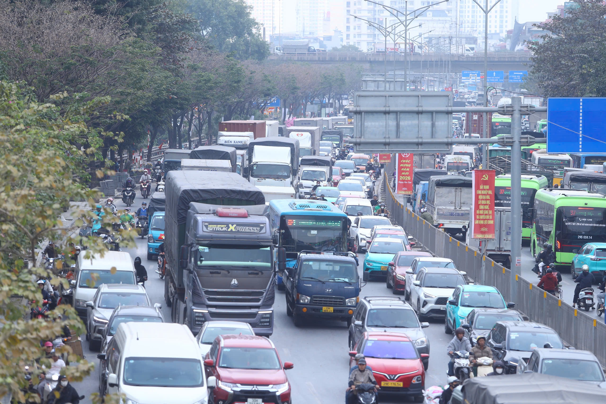 Đường phố H&agrave; Nội đ&ocirc;ng &ldquo;nghẹt thở&rdquo; ng&agrave;y l&agrave;m việc cuối c&ugrave;ng của năm- Ảnh 2.