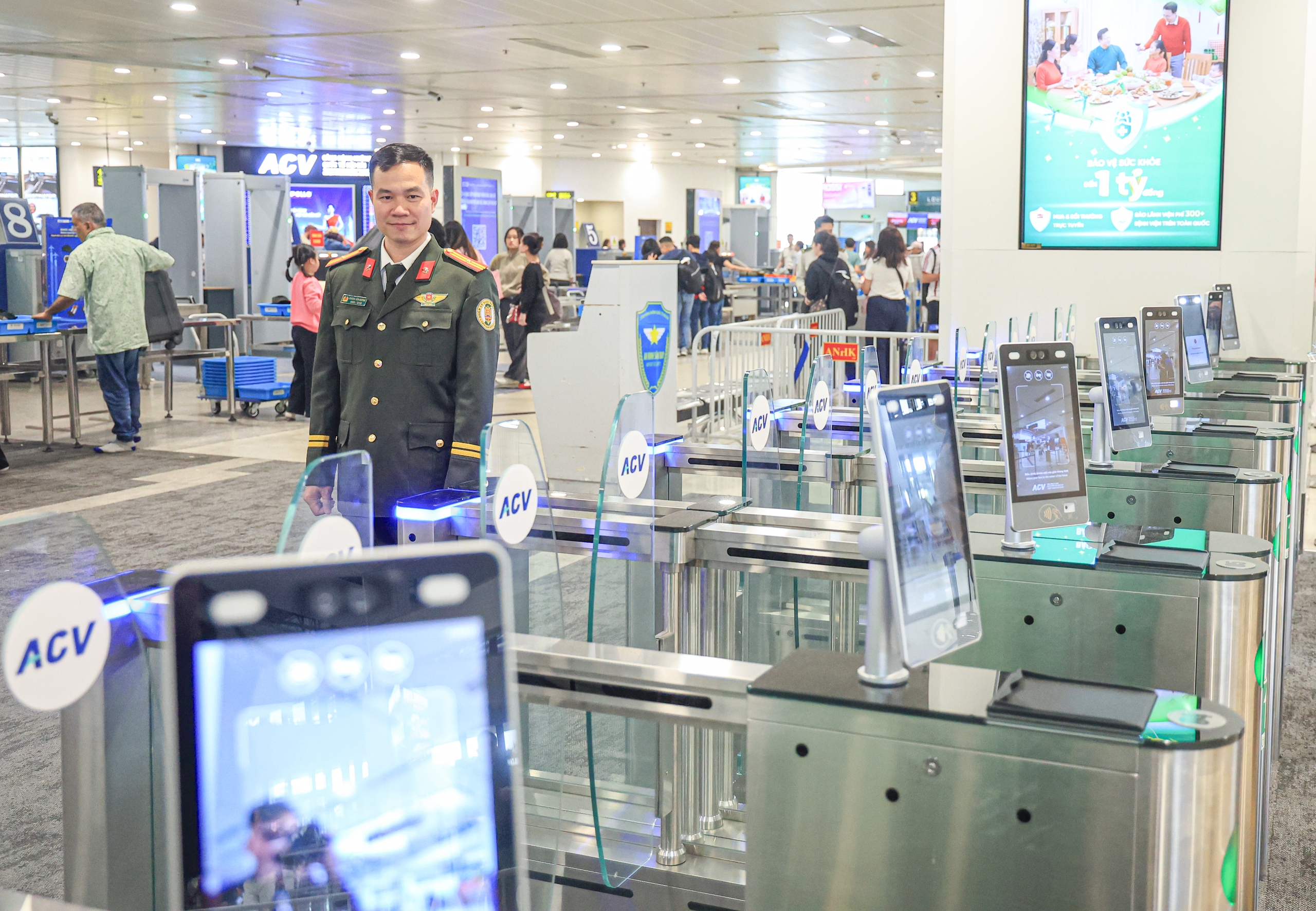 S&acirc;n bay Nội B&agrave;i đ&ocirc;ng nghẹt kh&aacute;ch ng&agrave;y cuối trước kỳ nghỉ Tết Dương lịch 2026- Ảnh 8.