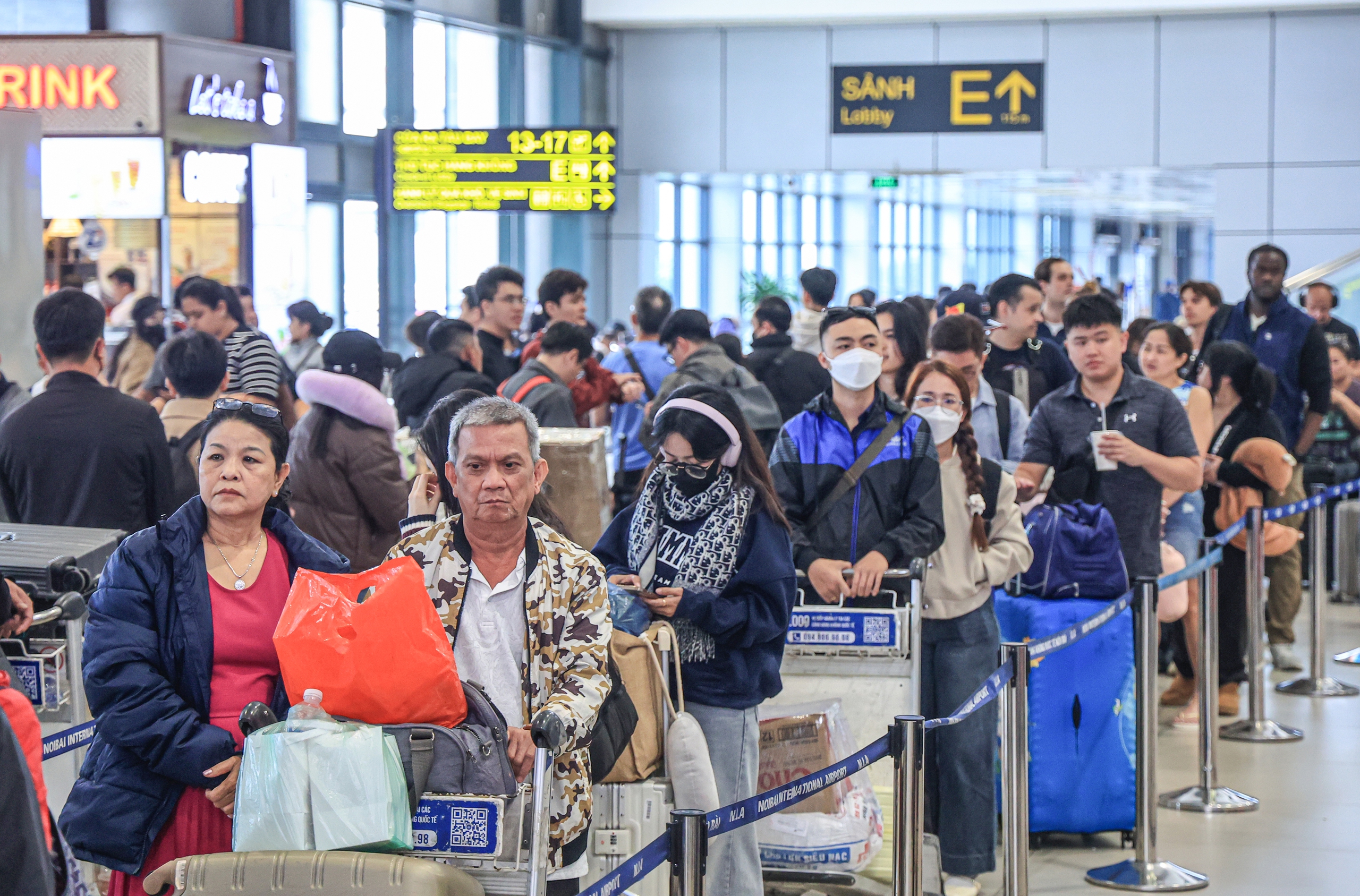 S&acirc;n bay Nội B&agrave;i đ&ocirc;ng nghẹt kh&aacute;ch ng&agrave;y cuối trước kỳ nghỉ Tết Dương lịch 2026- Ảnh 5.