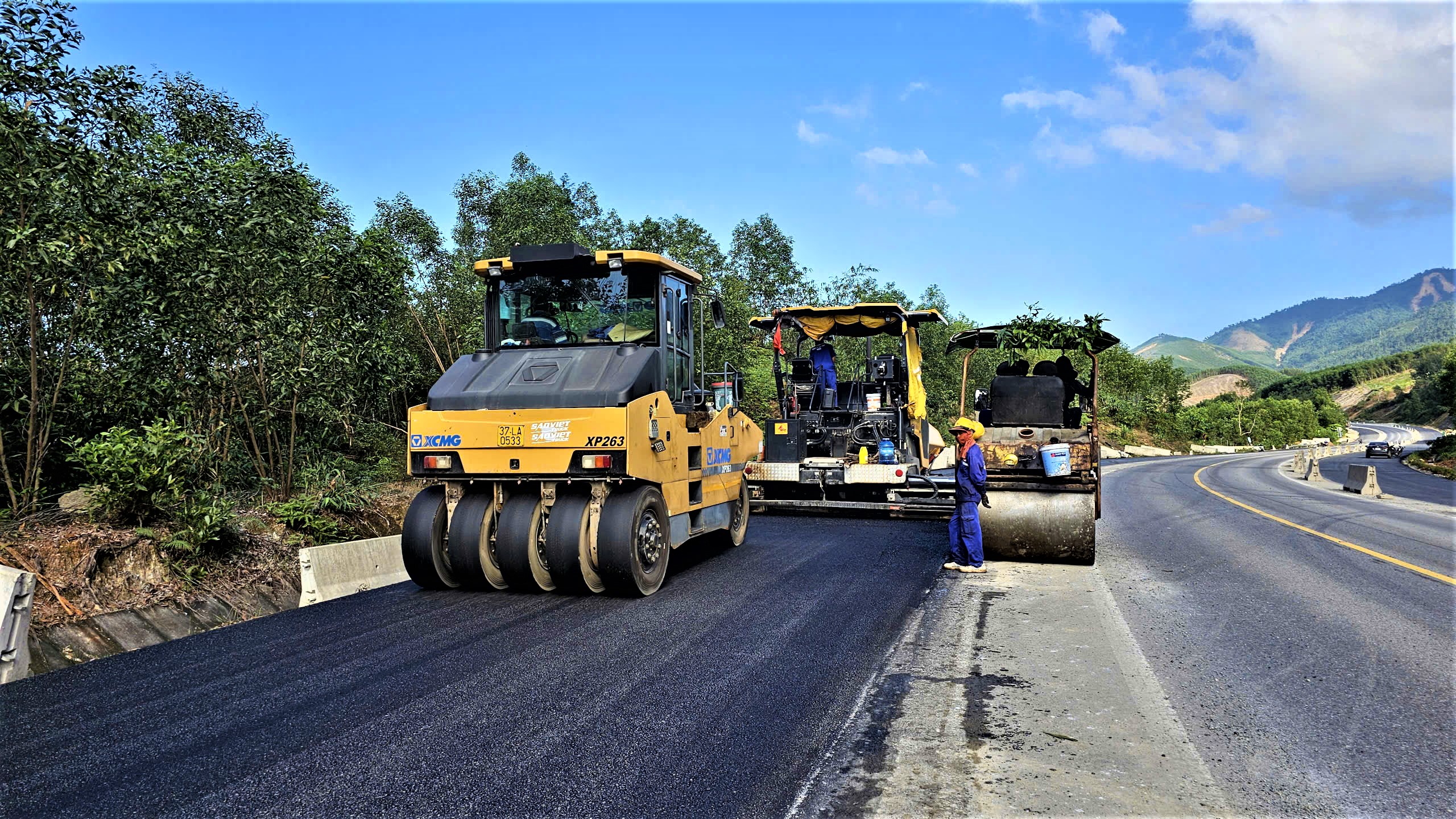 G&aacute;c kỳ nghỉ Tết, h&agrave;ng trăm c&ocirc;ng nh&acirc;n miệt m&agrave;i tr&ecirc;n c&ocirc;ng trường cao tốc La Sơn - H&ograve;a Li&ecirc;n- Ảnh 2.