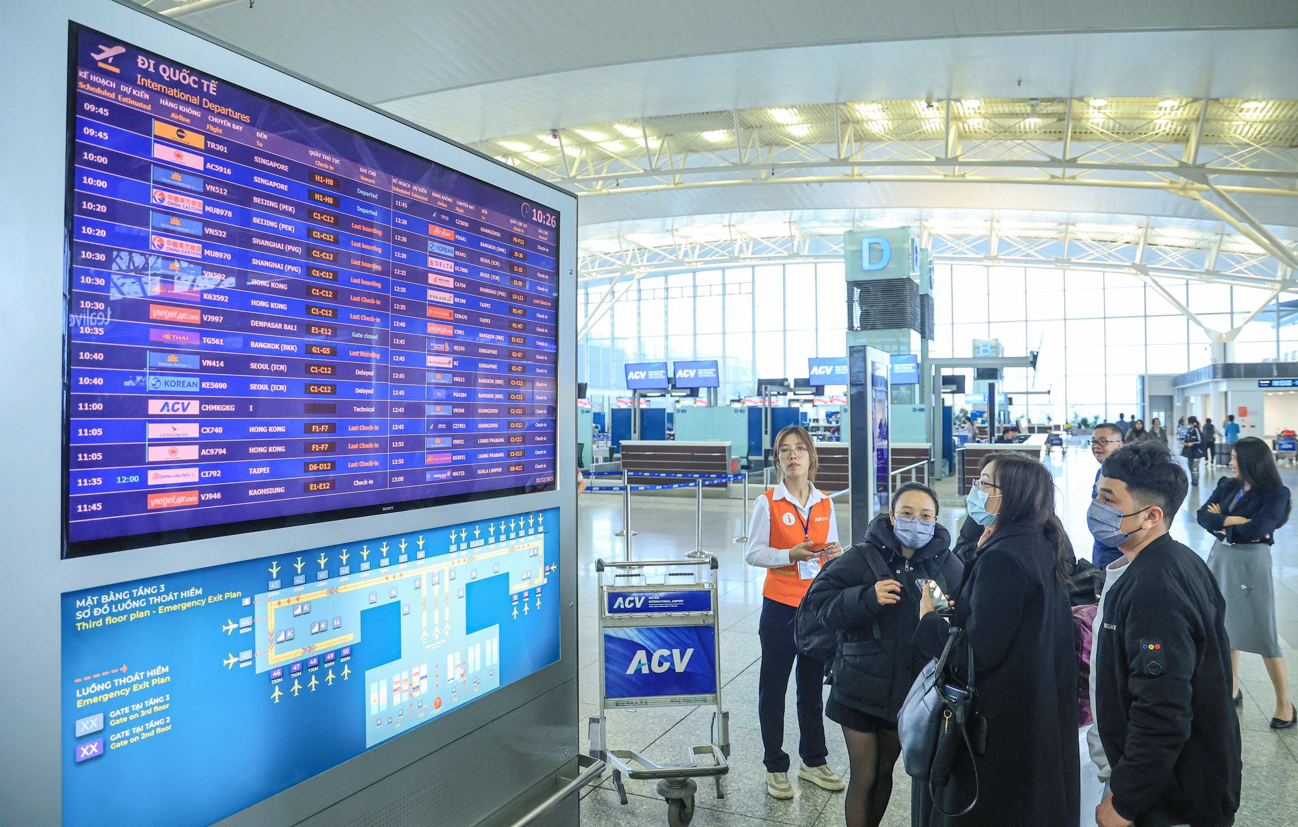 S&acirc;n bay Nội B&agrave;i đ&ocirc;ng nghẹt kh&aacute;ch ng&agrave;y cuối trước kỳ nghỉ Tết Dương lịch 2026- Ảnh 9.