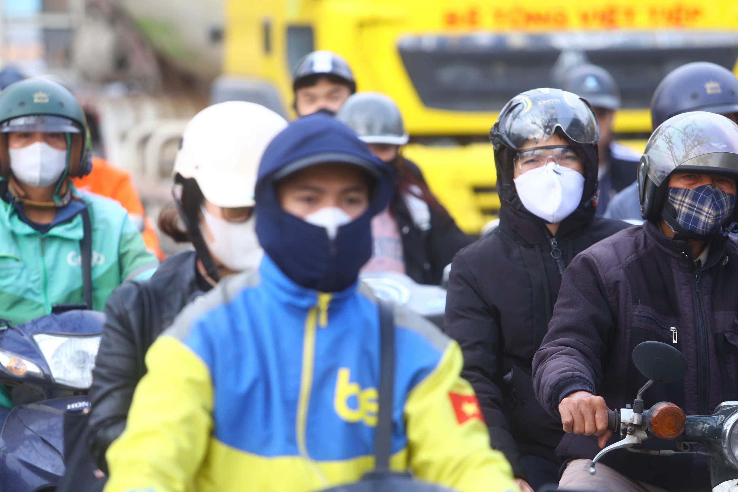 Đường phố H&agrave; Nội đ&ocirc;ng &ldquo;nghẹt thở&rdquo; ng&agrave;y l&agrave;m việc cuối c&ugrave;ng của năm- Ảnh 9.