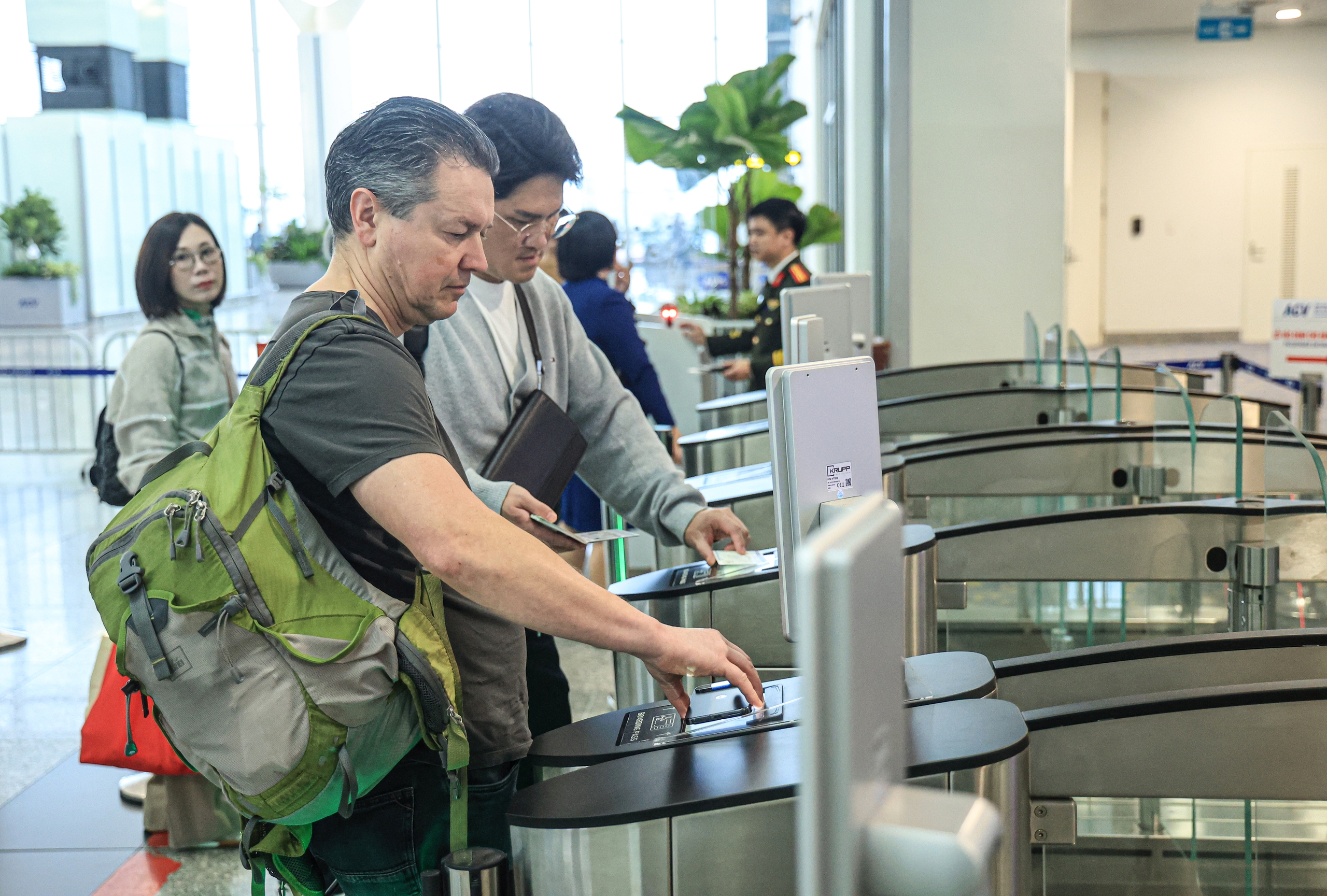 S&acirc;n bay Nội B&agrave;i đ&ocirc;ng nghẹt kh&aacute;ch ng&agrave;y cuối trước kỳ nghỉ Tết Dương lịch 2026- Ảnh 11.