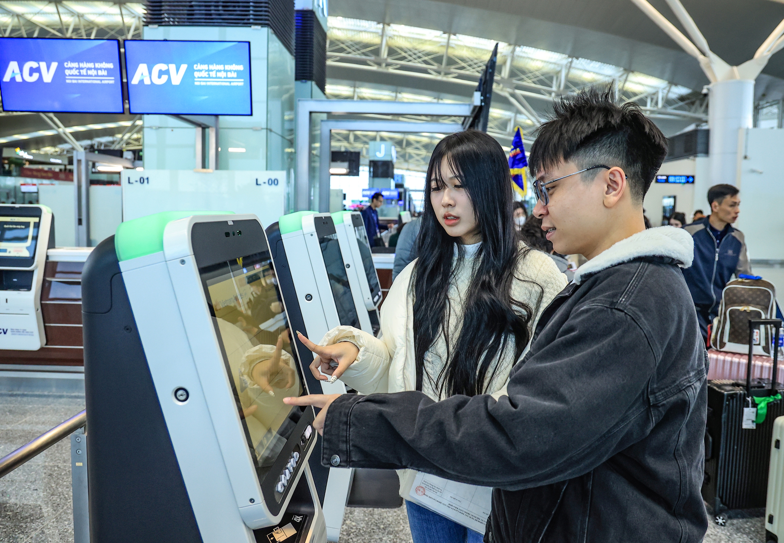 S&acirc;n bay Nội B&agrave;i đ&ocirc;ng nghẹt kh&aacute;ch ng&agrave;y cuối trước kỳ nghỉ Tết Dương lịch 2026- Ảnh 10.