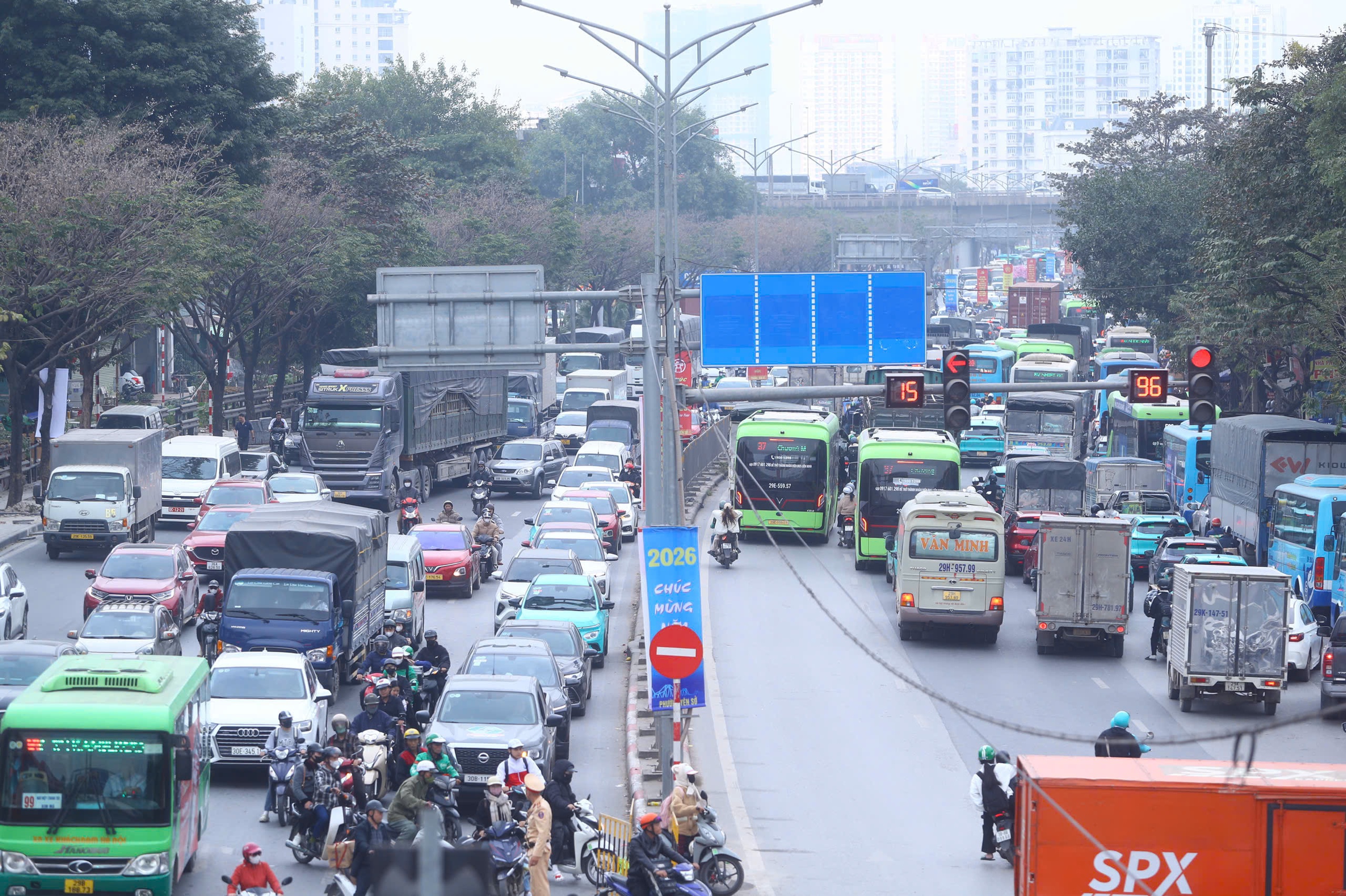 Đường phố H&agrave; Nội đ&ocirc;ng &ldquo;nghẹt thở&rdquo; ng&agrave;y l&agrave;m việc cuối c&ugrave;ng của năm- Ảnh 3.