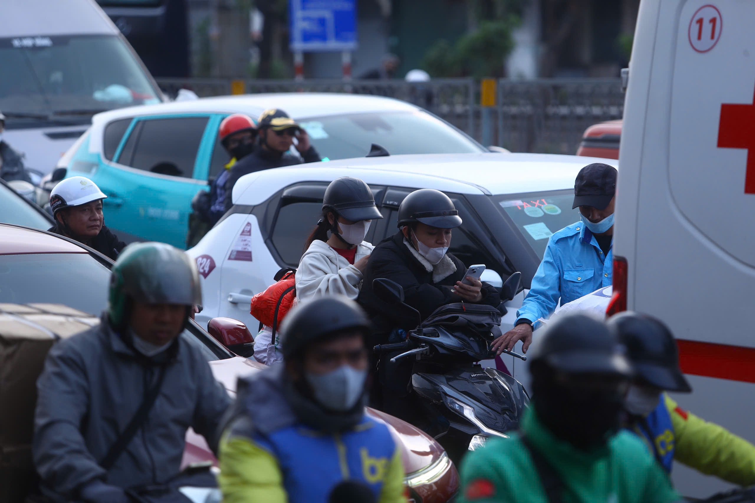 Đường phố H&agrave; Nội đ&ocirc;ng &ldquo;nghẹt thở&rdquo; ng&agrave;y l&agrave;m việc cuối c&ugrave;ng của năm- Ảnh 5.