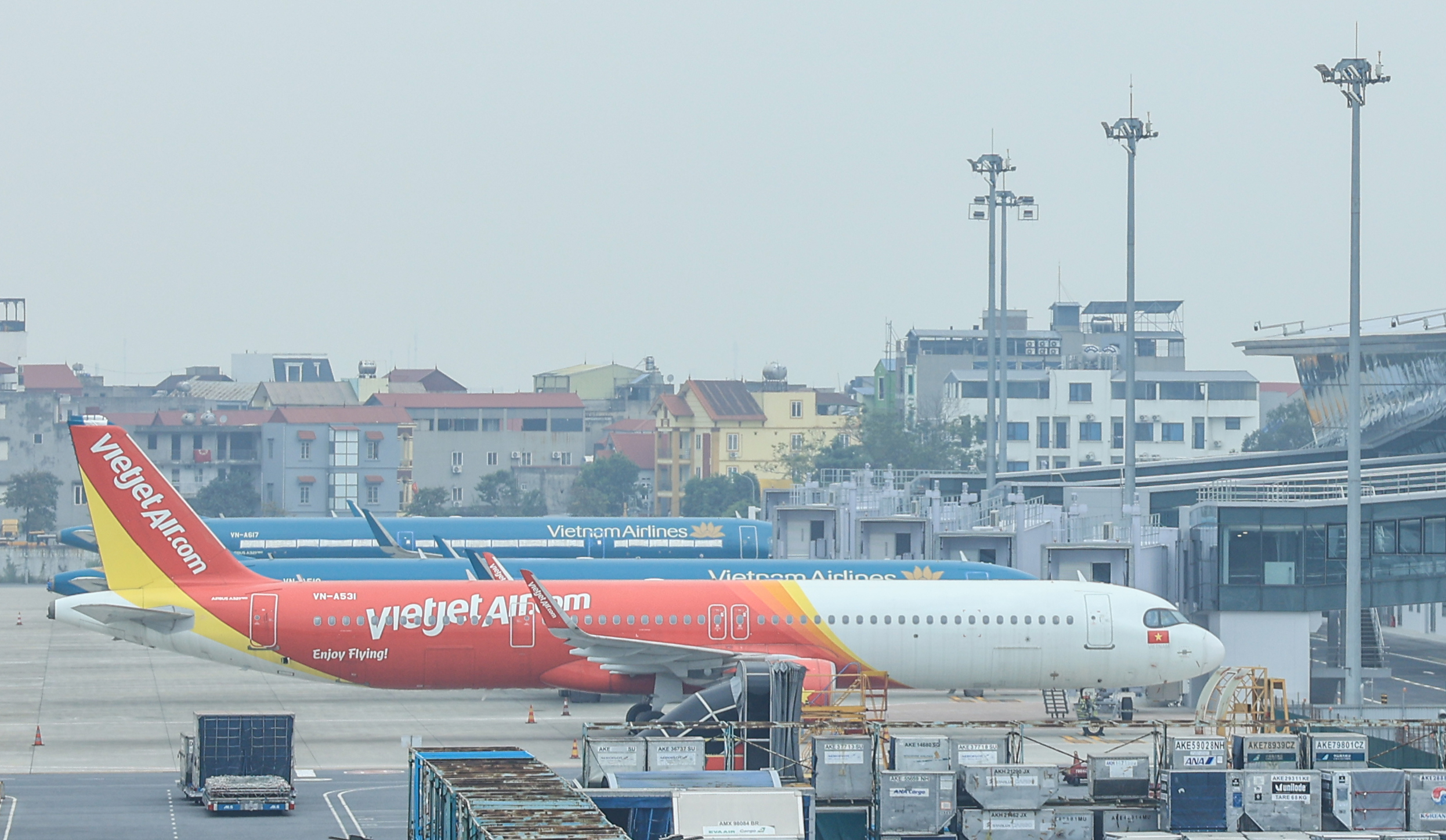 S&acirc;n bay Nội B&agrave;i đ&ocirc;ng nghẹt kh&aacute;ch ng&agrave;y cuối trước kỳ nghỉ Tết Dương lịch 2026- Ảnh 13.